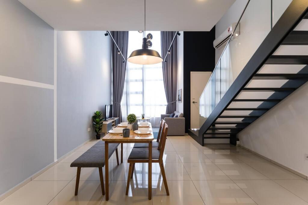 Eko Cheras 3 pax by Feel Home Above Mall