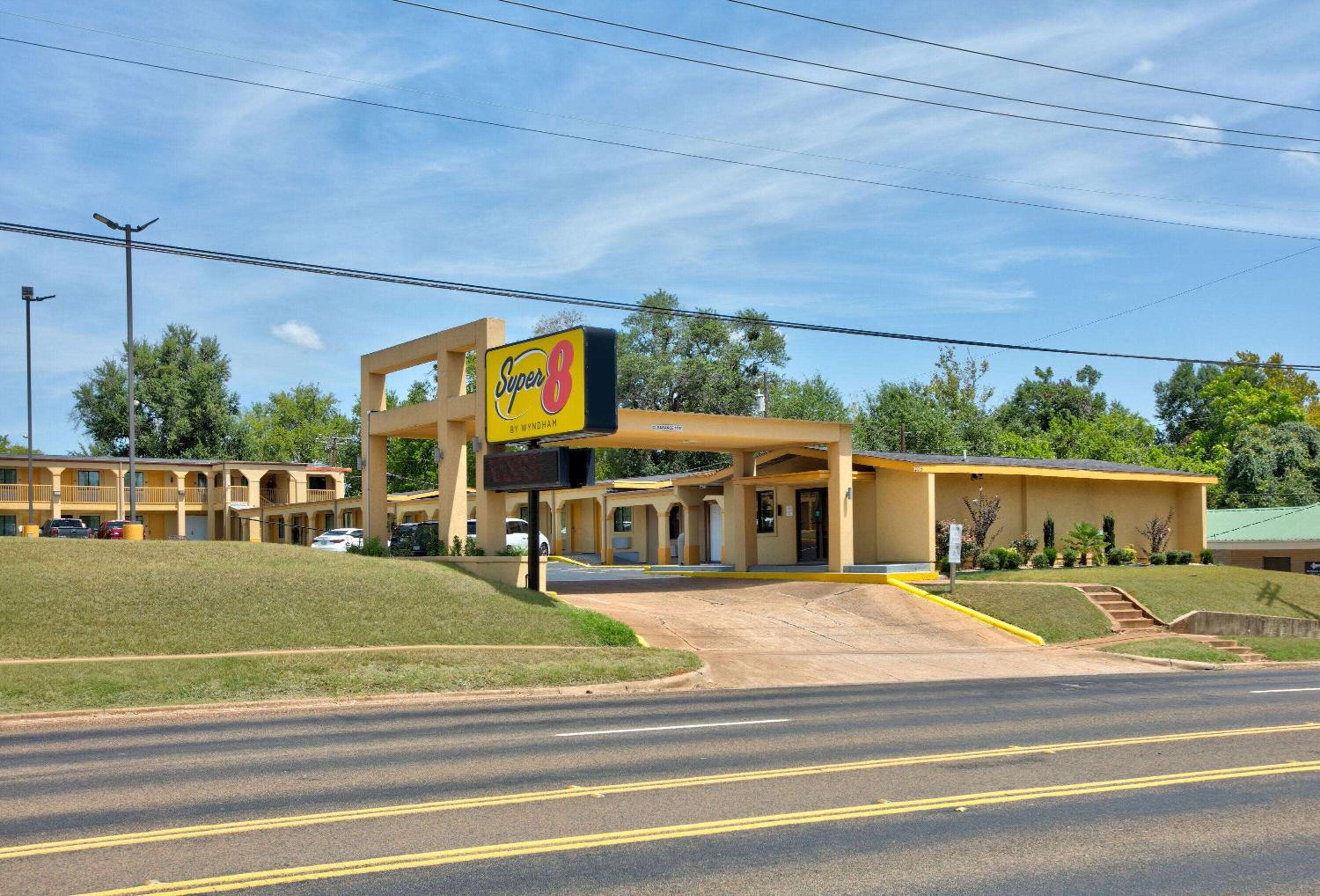Palestine Vacations - Super 8 by Wyndham Palestine TX - Property Image 19