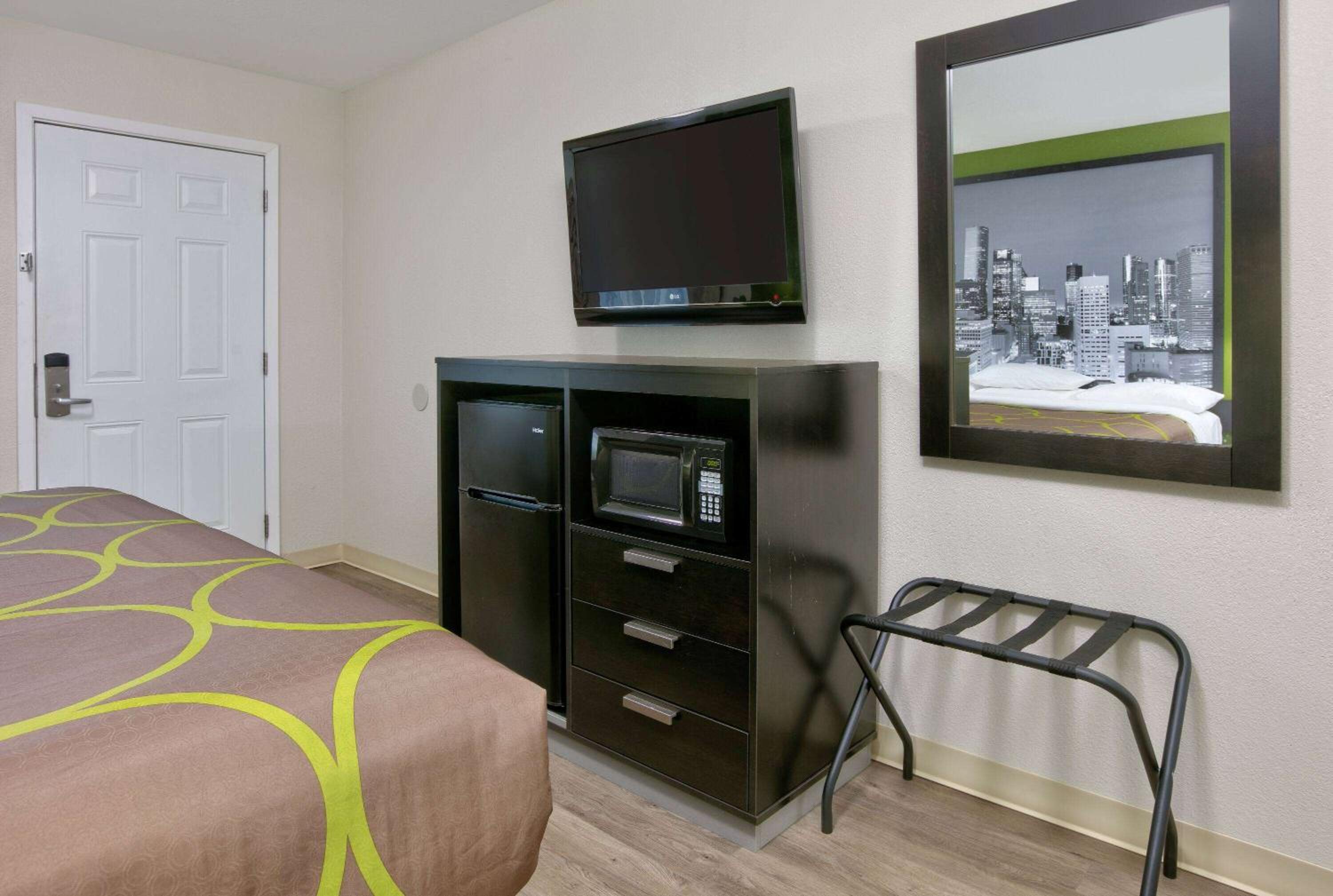 Palestine Vacations - Super 8 by Wyndham Palestine TX - Property Image 34