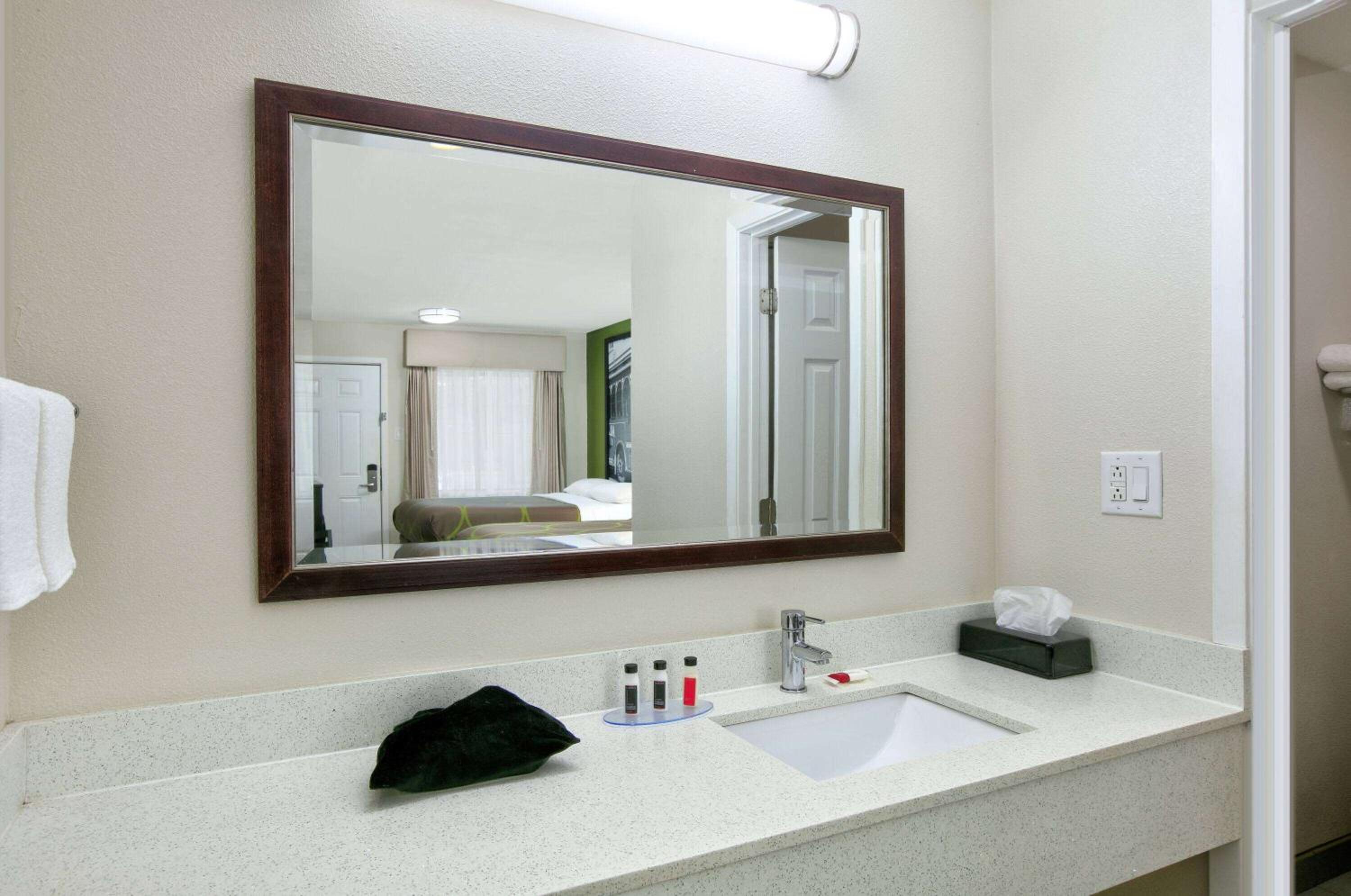 Palestine Vacations - Super 8 by Wyndham Palestine TX - Property Image 42