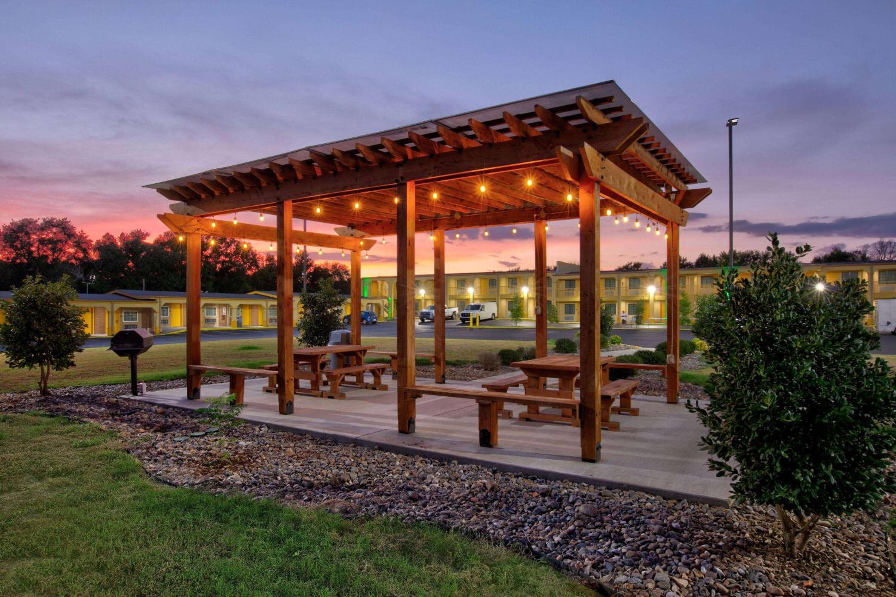 Palestine Vacations - Super 8 by Wyndham Palestine TX - Property Image 8