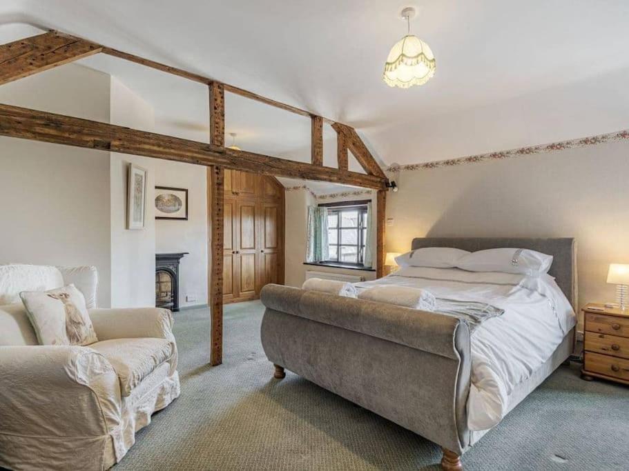 Cynynion Uchaf Farmhouse - 18th Century, Welsh Borders, Breathtaking Views