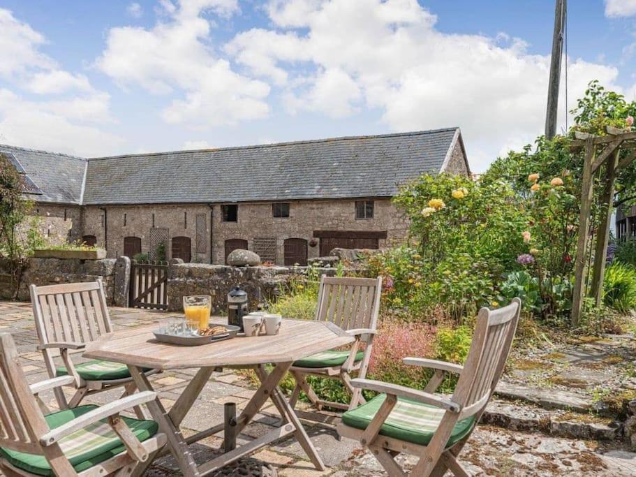 Cynynion Uchaf Farmhouse - 18th Century, Welsh Borders, Breathtaking Views
