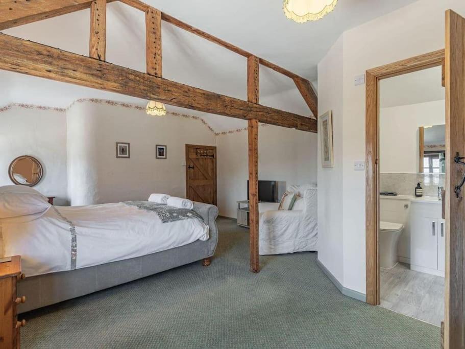 Cynynion Uchaf Farmhouse - 18th Century, Welsh Borders, Breathtaking Views
