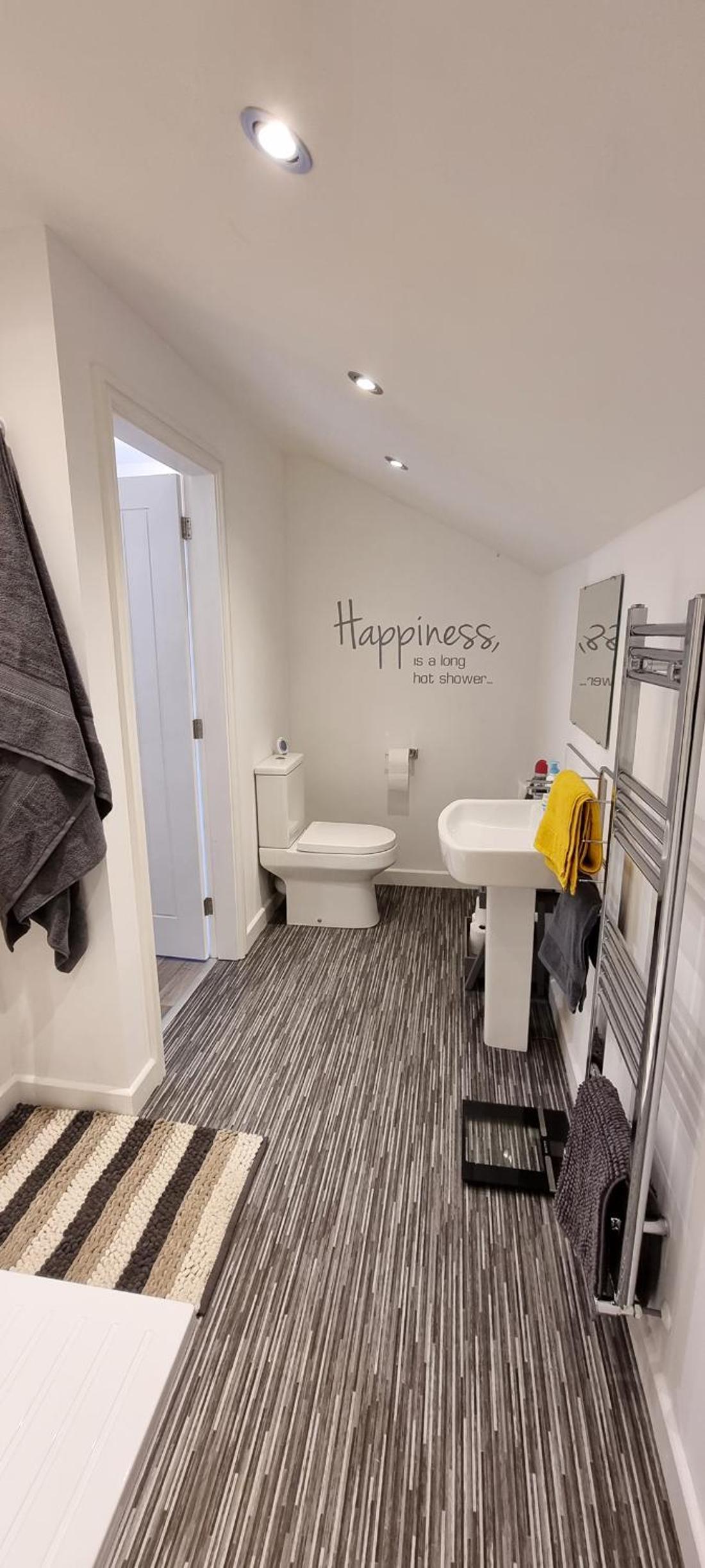 Modern and spacious 2 bedroom apartment with free parking