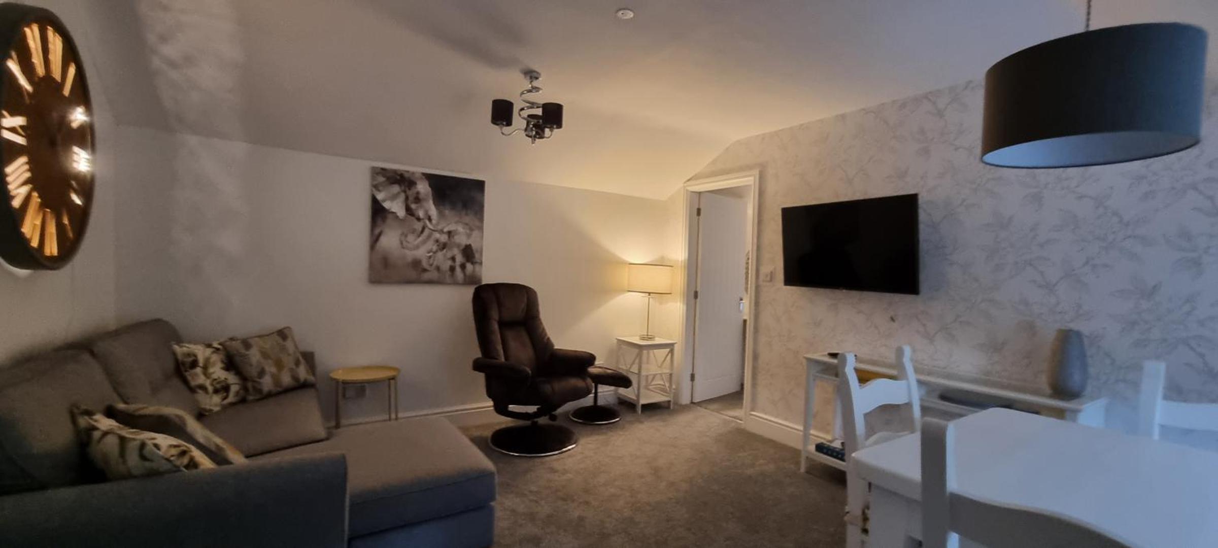 Modern and spacious 2 bedroom apartment with free parking