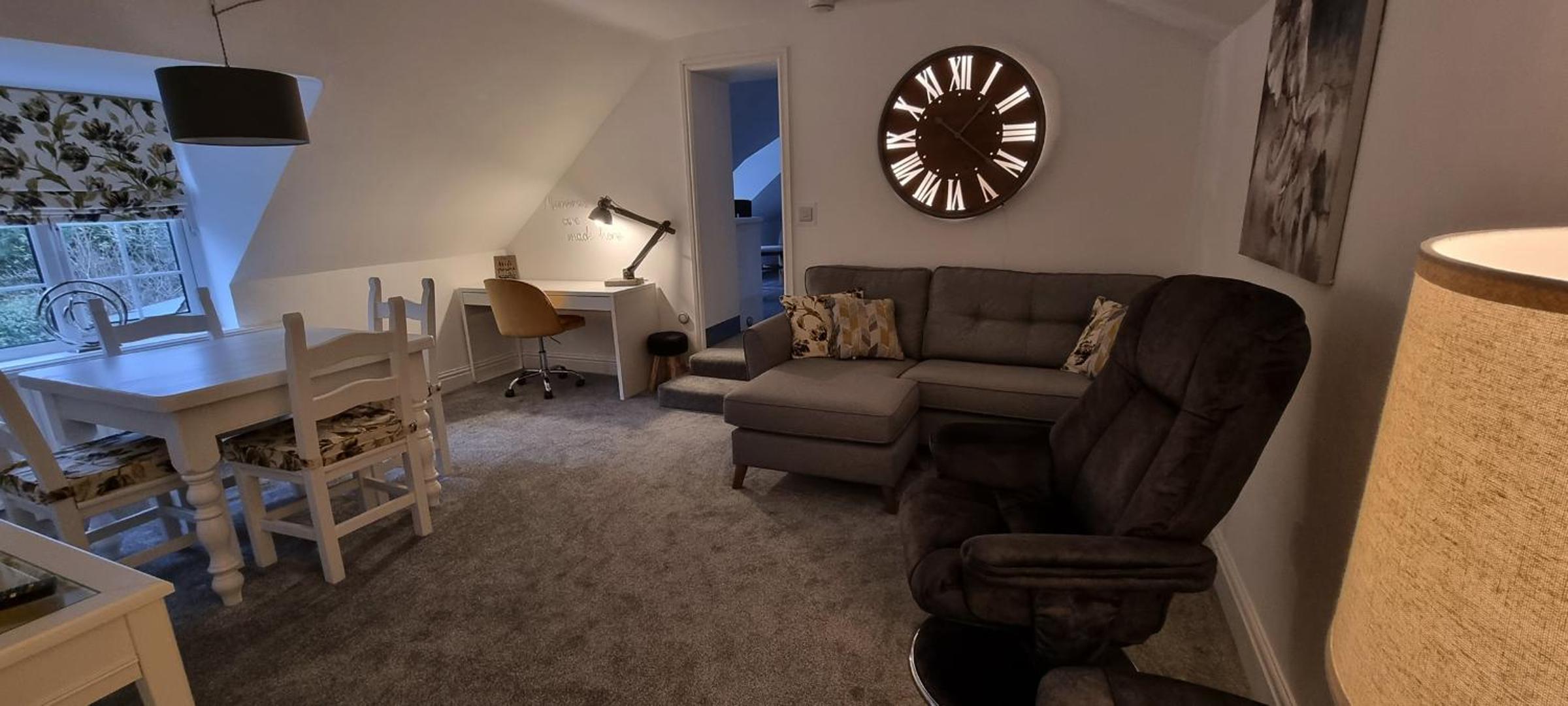 Modern and spacious 2 bedroom apartment with free parking