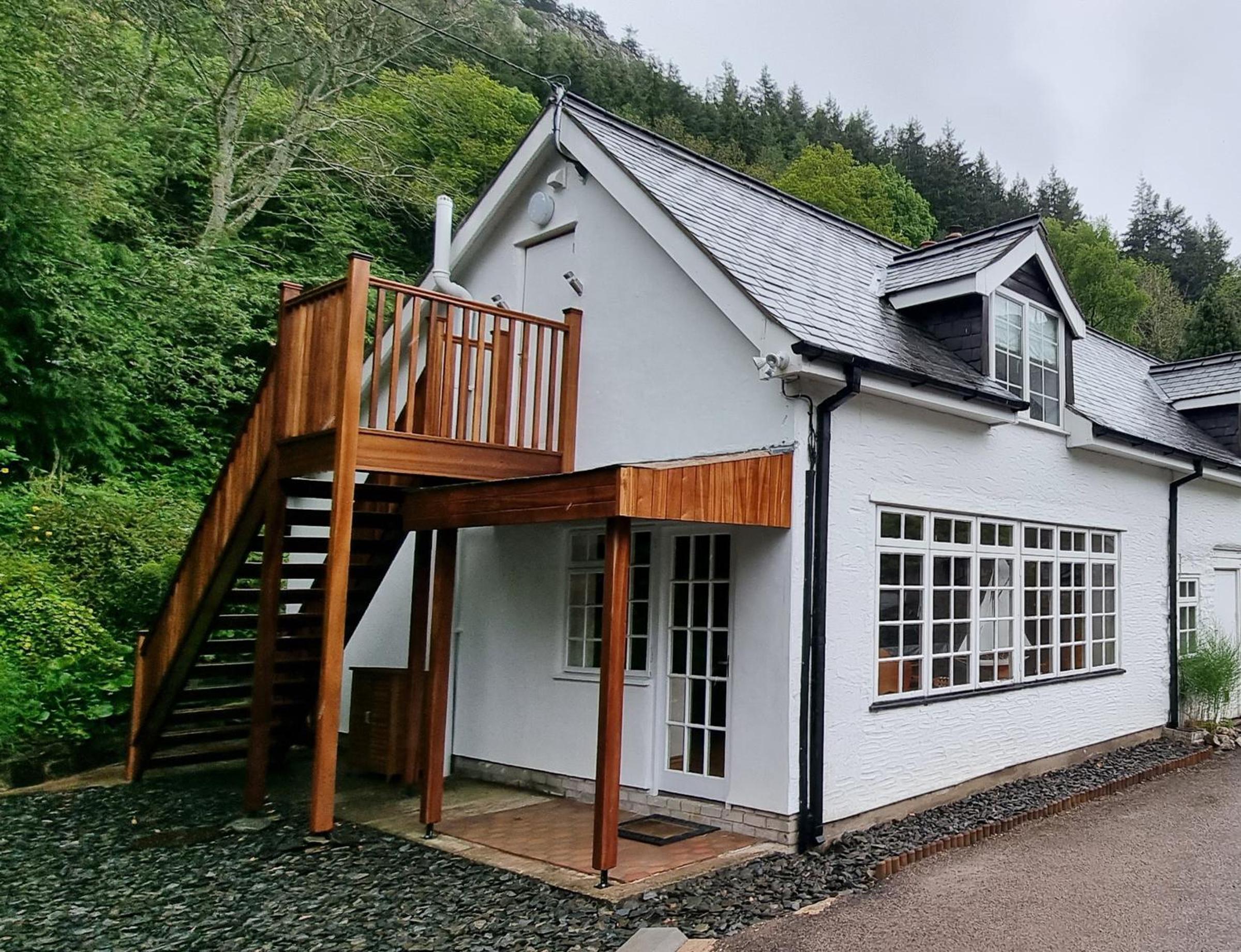 Modern and spacious 2 bedroom apartment with free parking