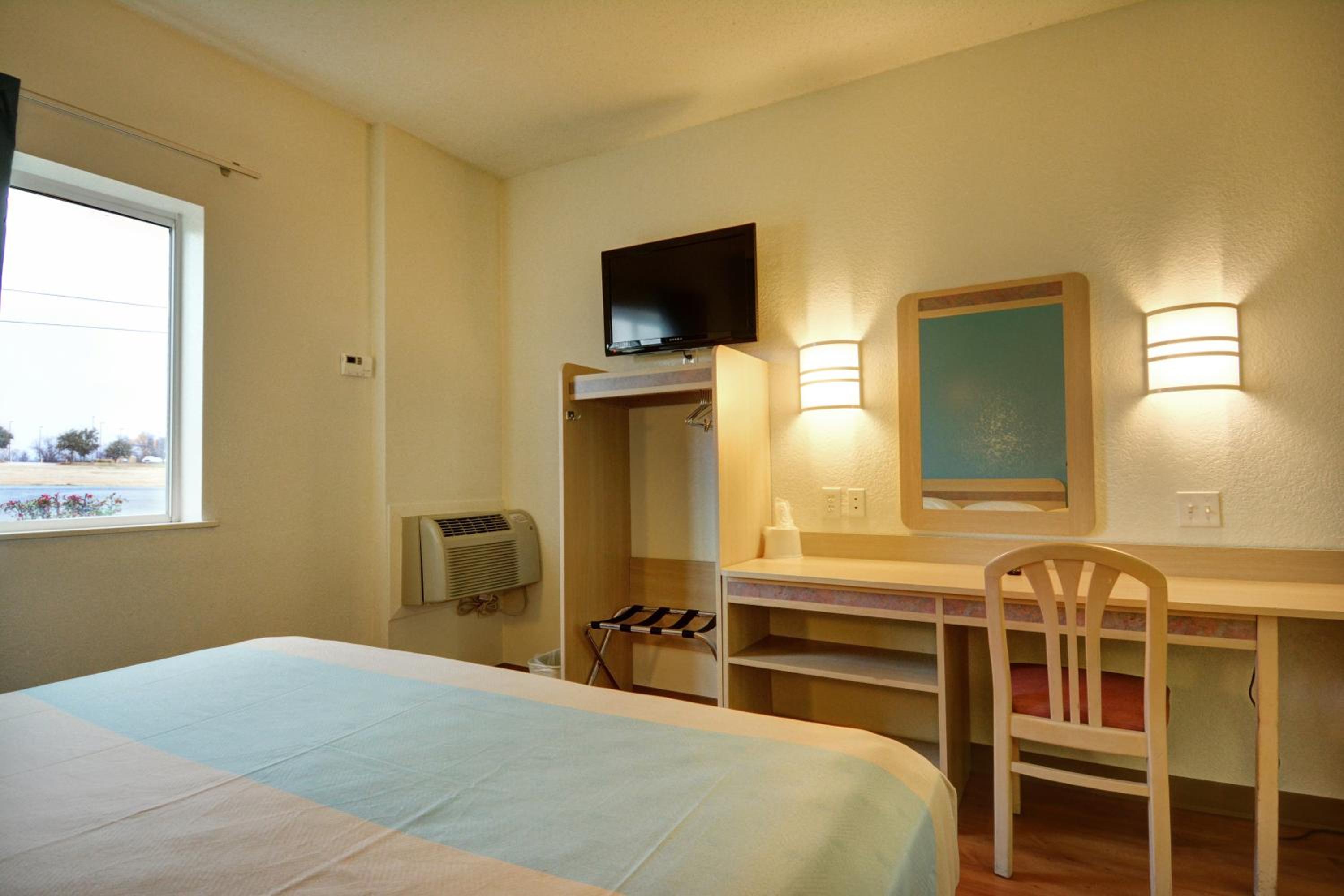 Motel 6-Denison, TX