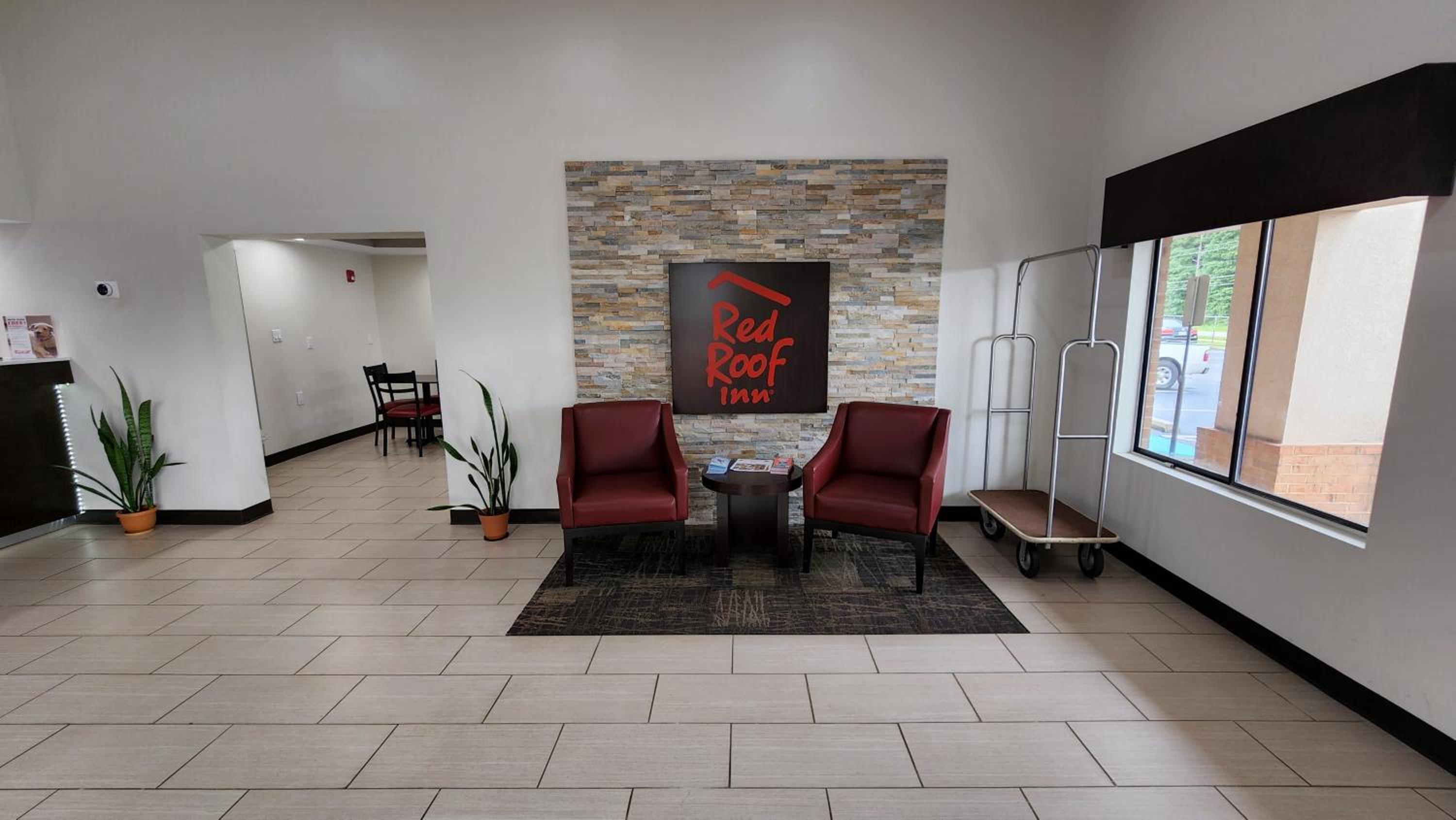 Perry Vacations - Red Roof Inn Perry - Property Image 17
