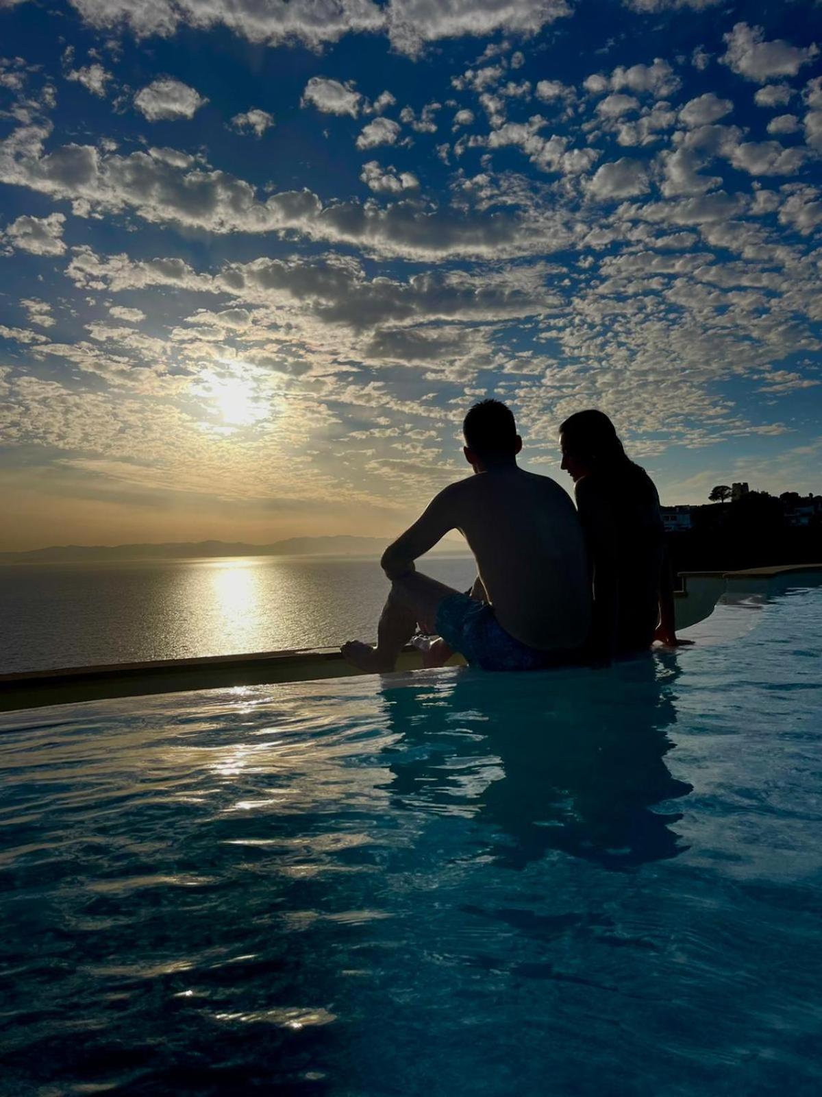 Villa Patty with infinity pool in front of the sea, parking and wifi