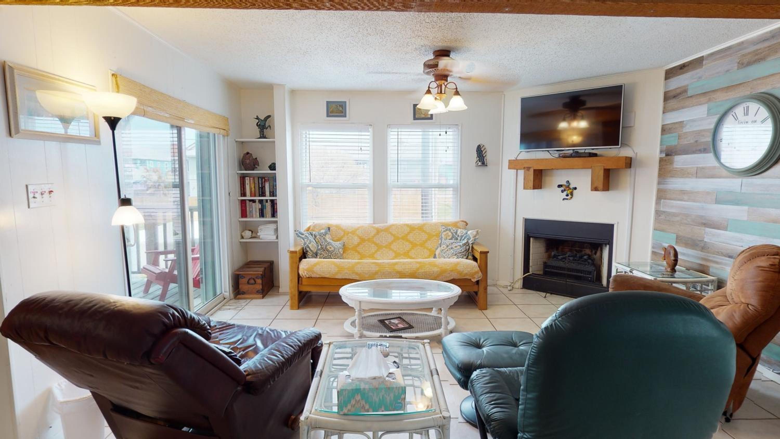 1116SS Great house in Town Parking for 3 plus BoatWatercraft Fenced Yard DeckPatio view 2