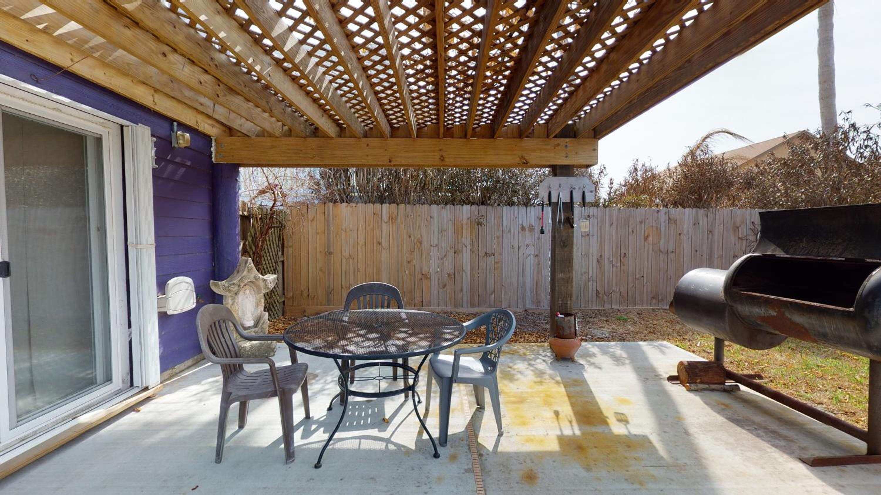 1116SS Great house in Town Parking for 3 plus BoatWatercraft Fenced Yard DeckPatio view 4