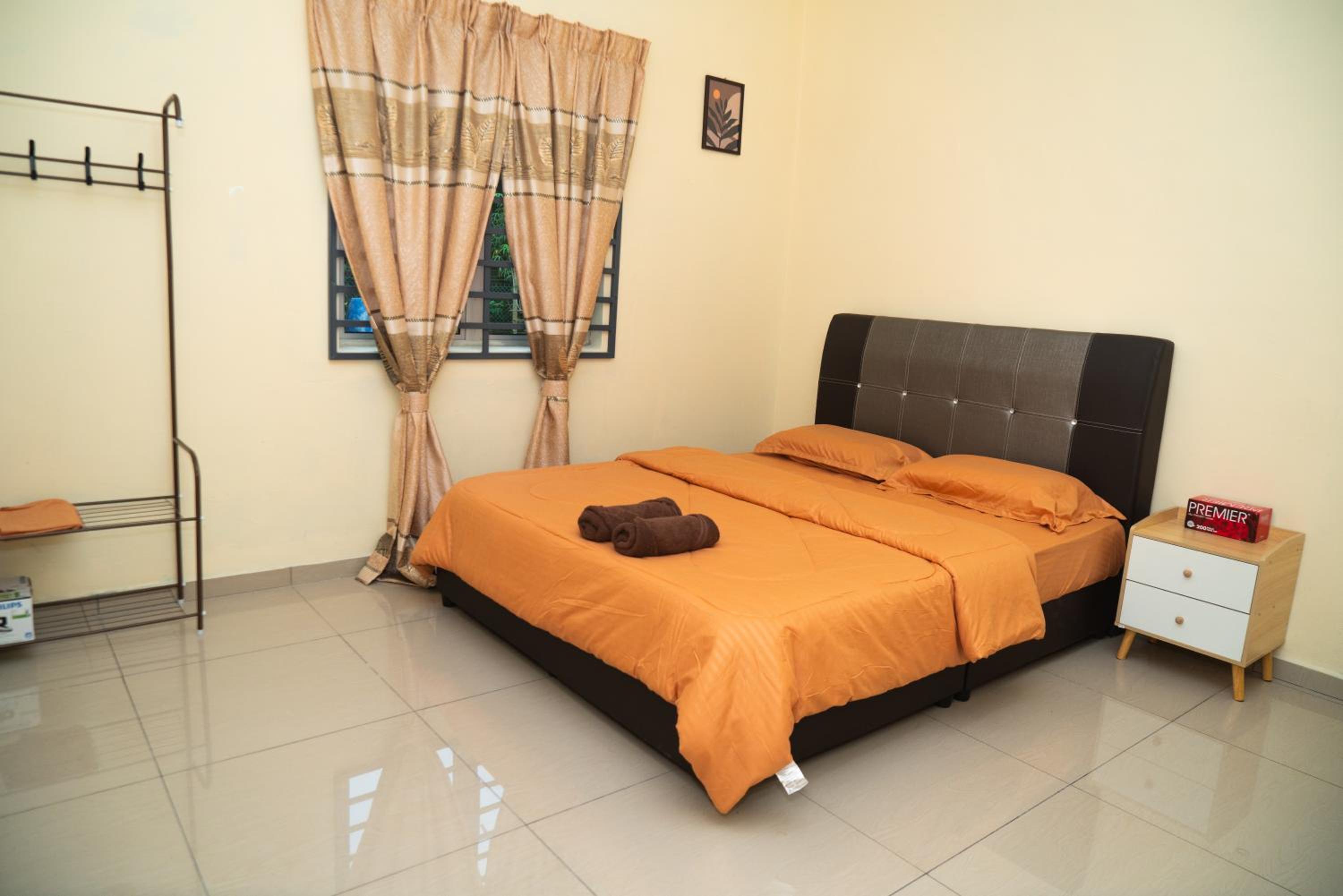 Adorable 2-bedroom home with Pool, Wi-Fi and BBQ photo 2