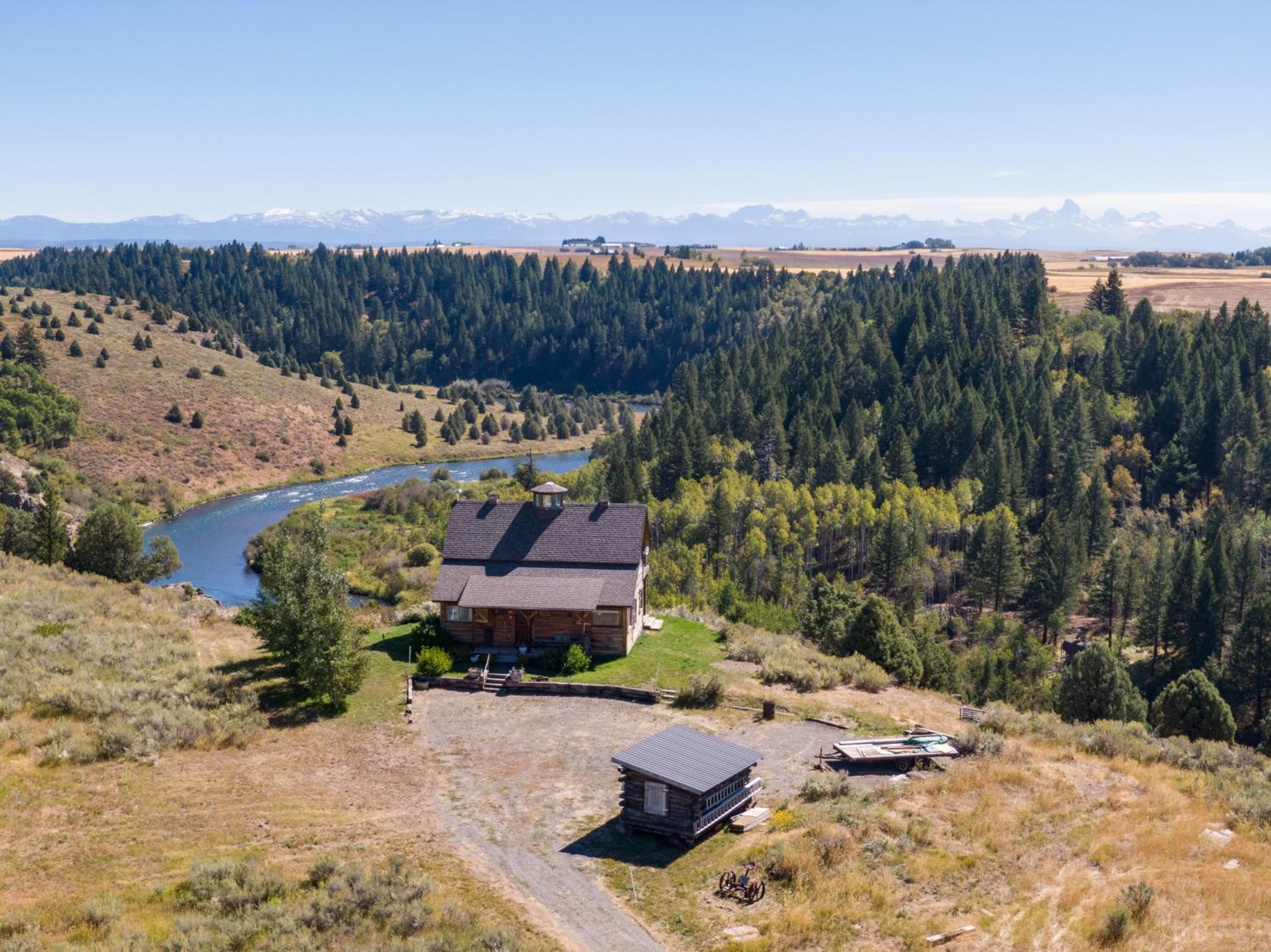 Lindas Perch by KABINO On Bank of Henrys Fork Mtn Views Fishing 6 acres Snake River WIFI view 4