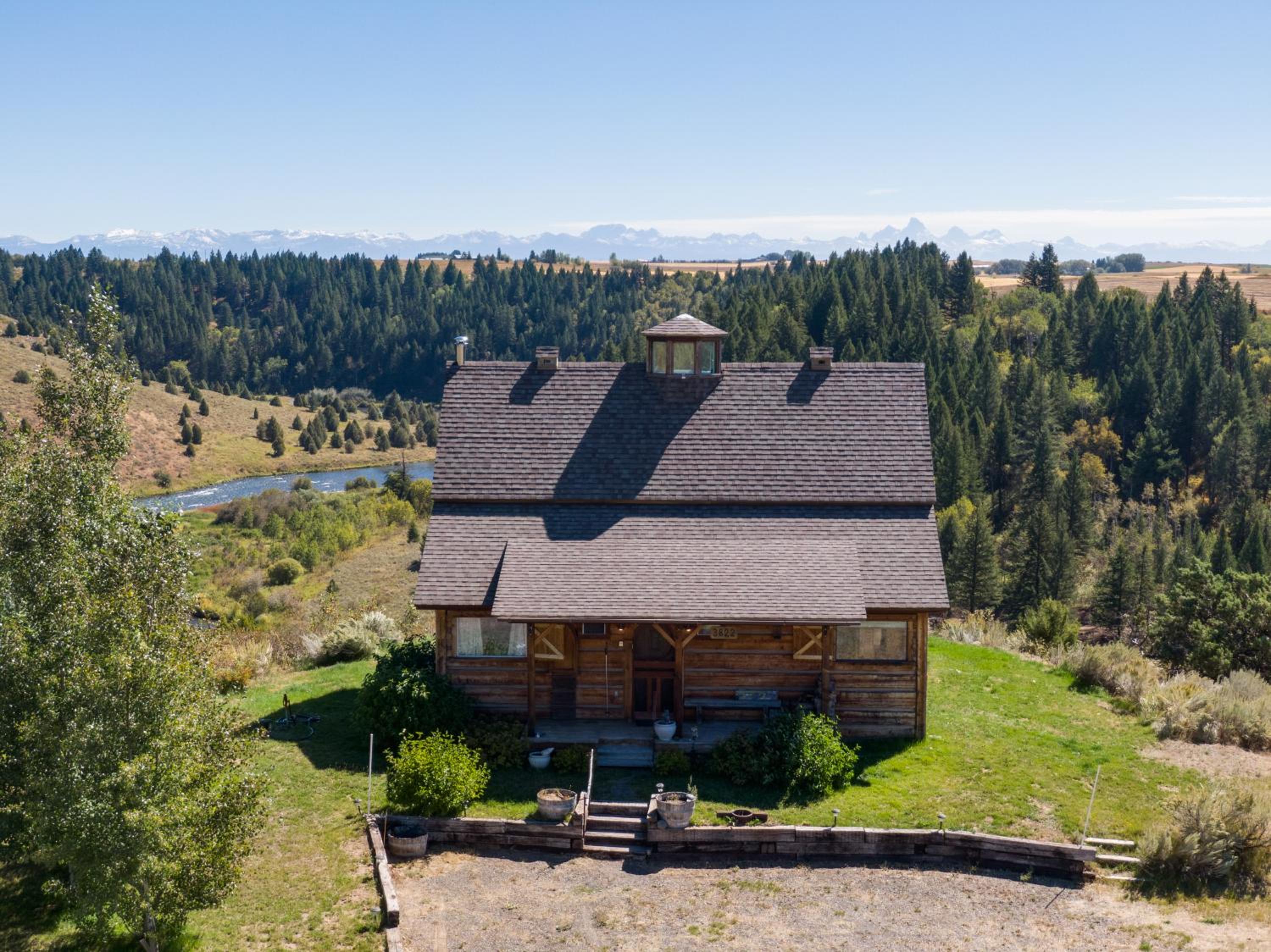 Lindas Perch by KABINO On Bank of Henrys Fork Mtn Views Fishing 6 acres Snake River WIFI view 5