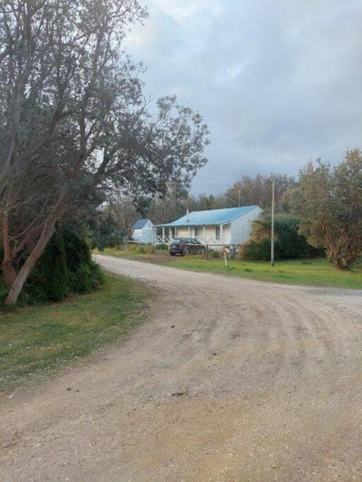 White Cottage on Ninety Mile Beach