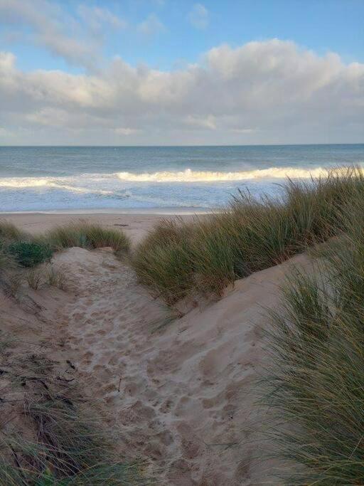 White Cottage on Ninety Mile Beach