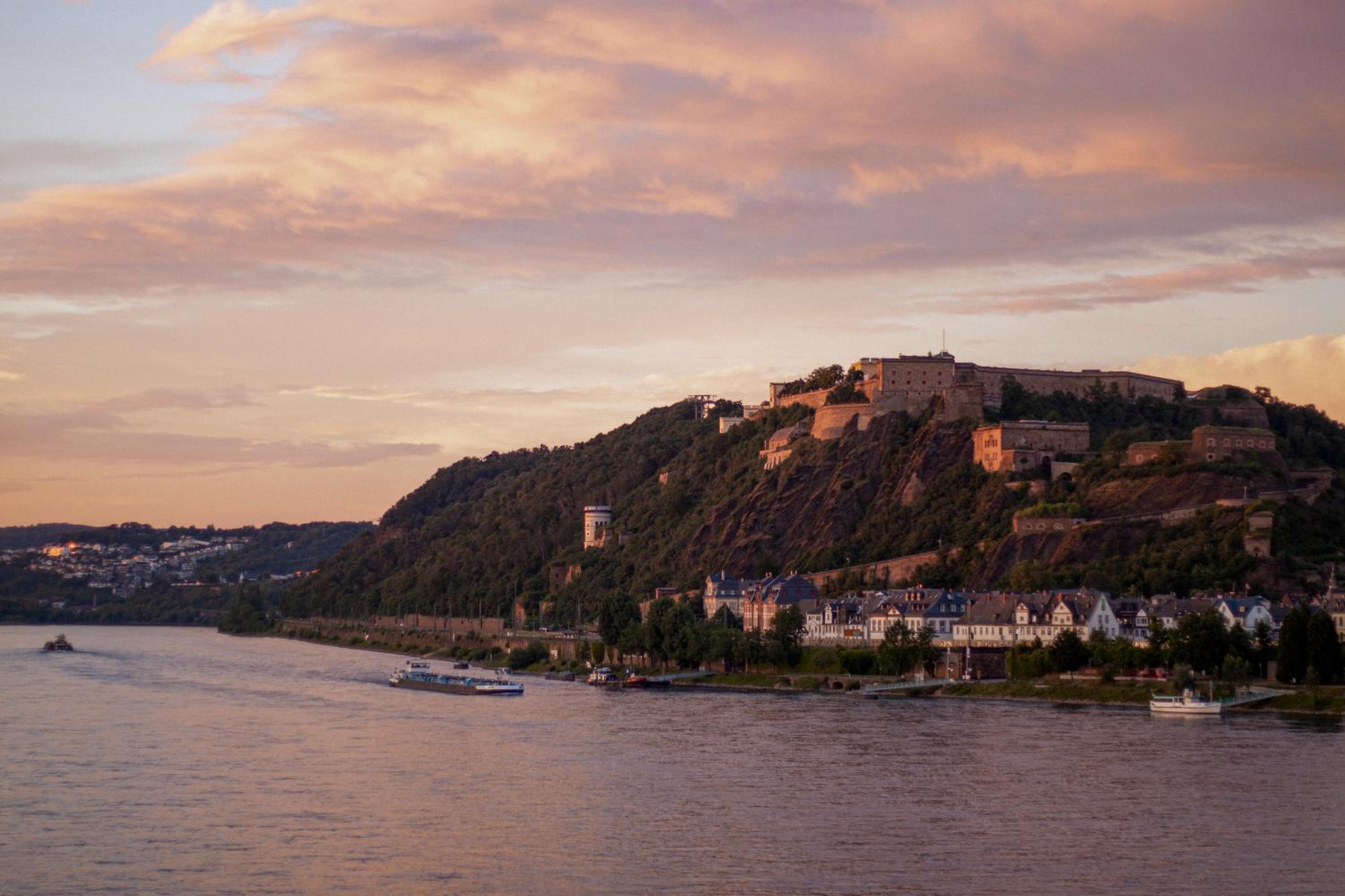 Sleek Studio minutes away from Deutsches Eck