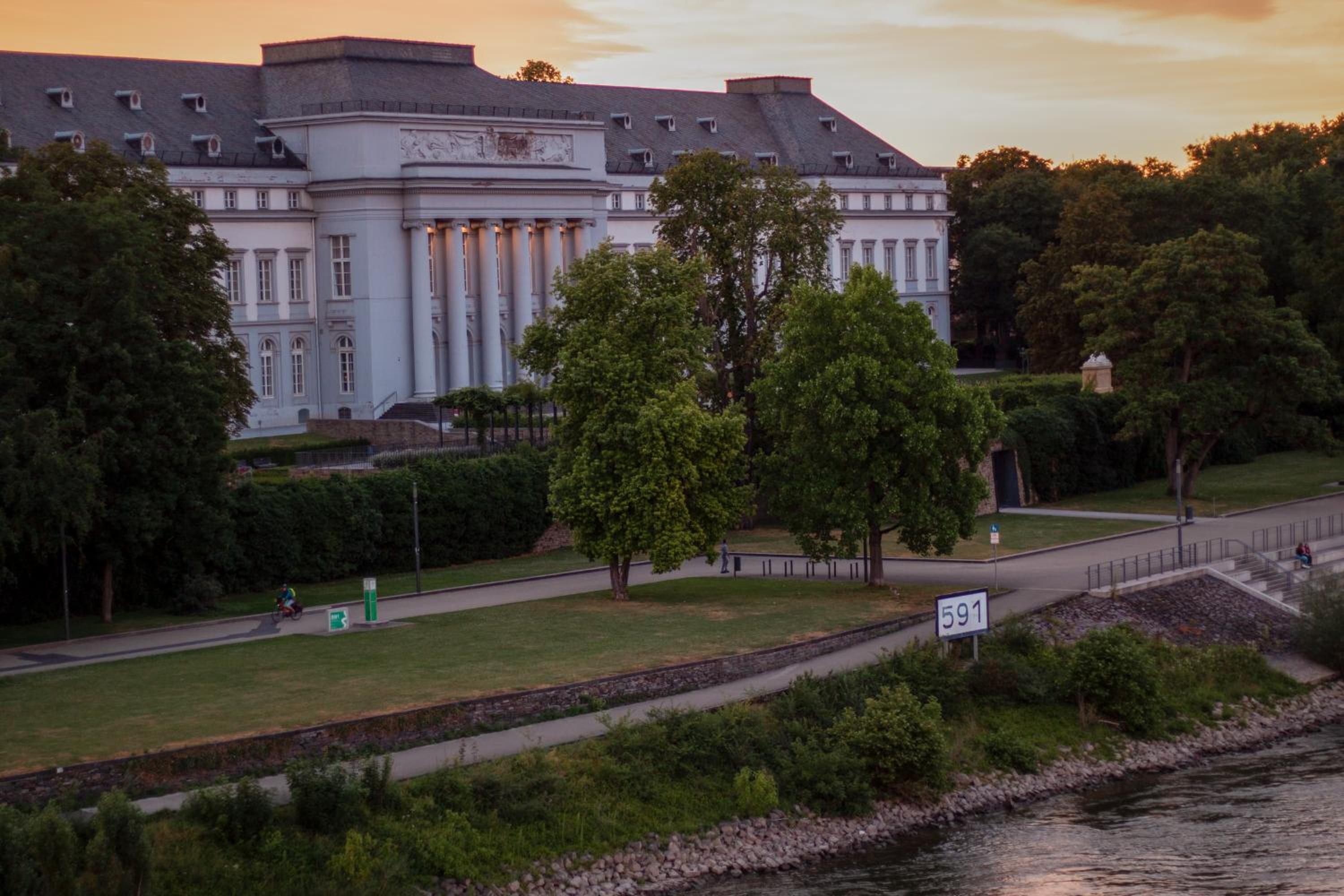 Sleek Studio minutes away from Deutsches Eck