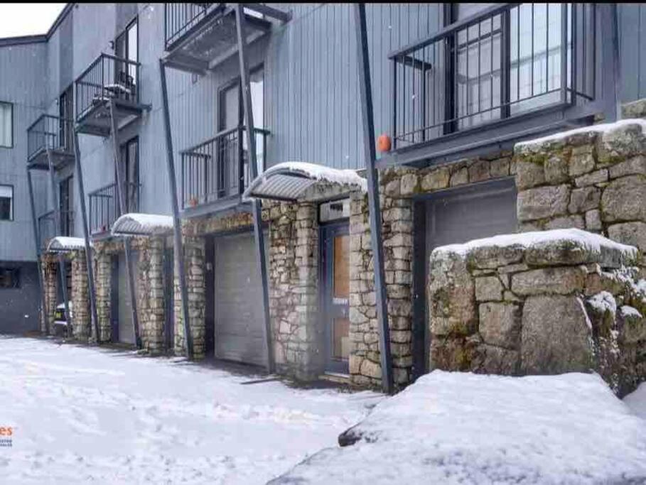 Hotel Stylish Thredbo Alpine Chalet + Garage in Tranquil Setting - Image 1