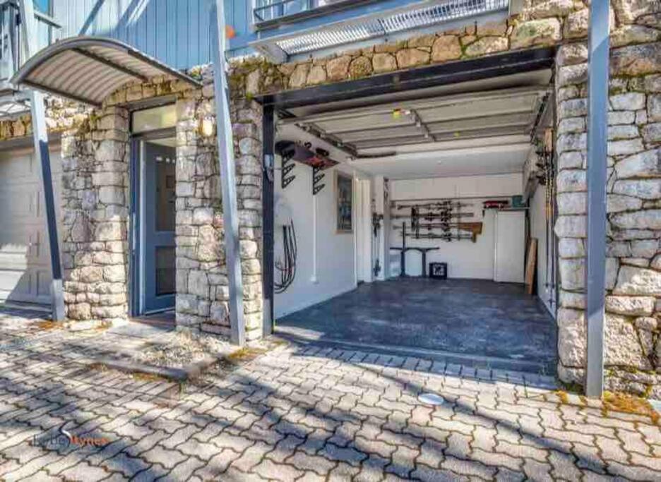 Walk to Slopes & Village, Stylish 2BR Thredbo Chalet with Garage