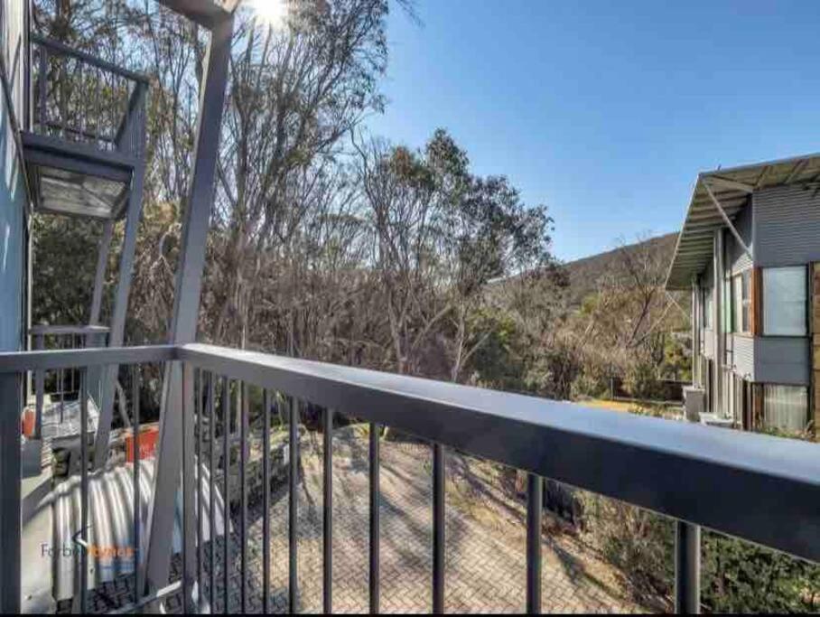 Walk to Slopes & Village, Stylish 2BR Thredbo Chalet with Garage