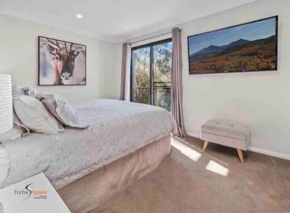 Walk to Slopes & Village, Stylish 2BR Thredbo Chalet with Garage