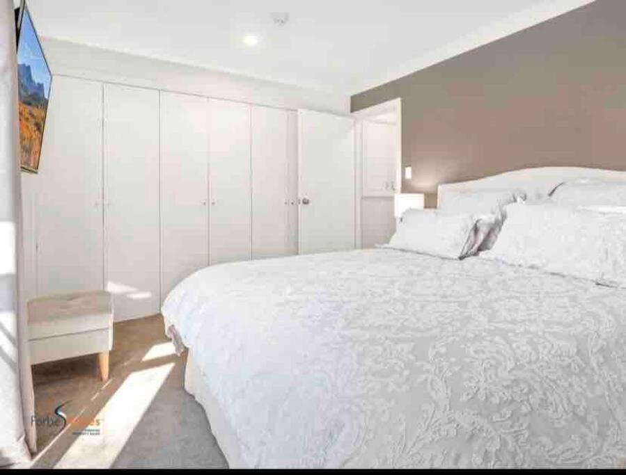 Walk to Slopes & Village, Stylish 2BR Thredbo Chalet with Garage