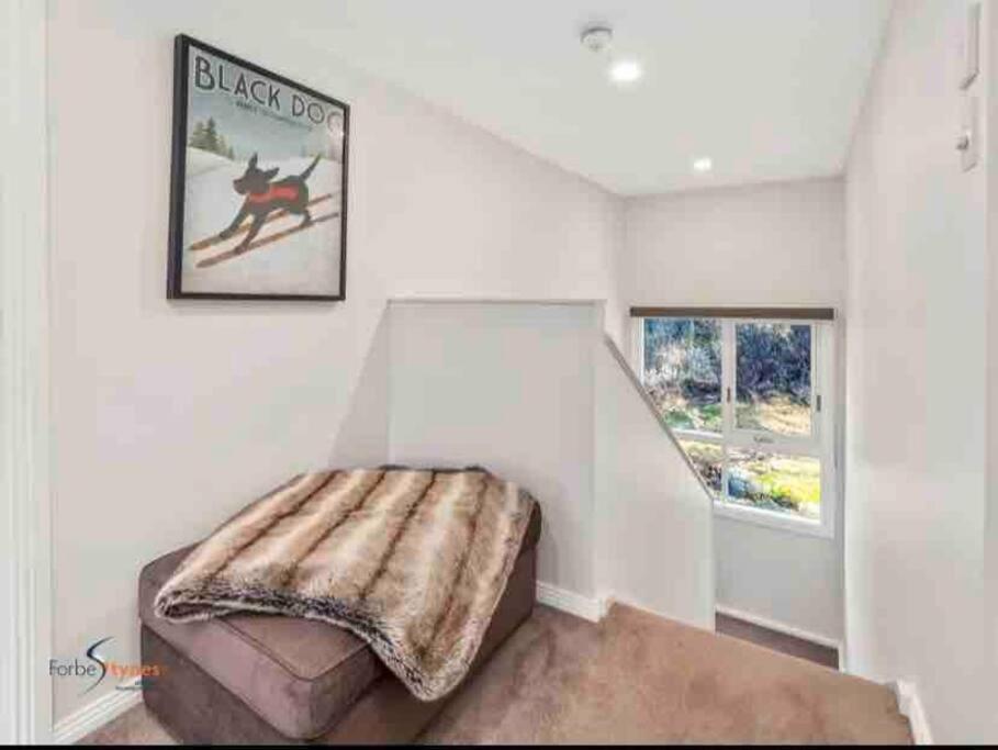 Walk to Slopes & Village, Stylish 2BR Thredbo Chalet with Garage