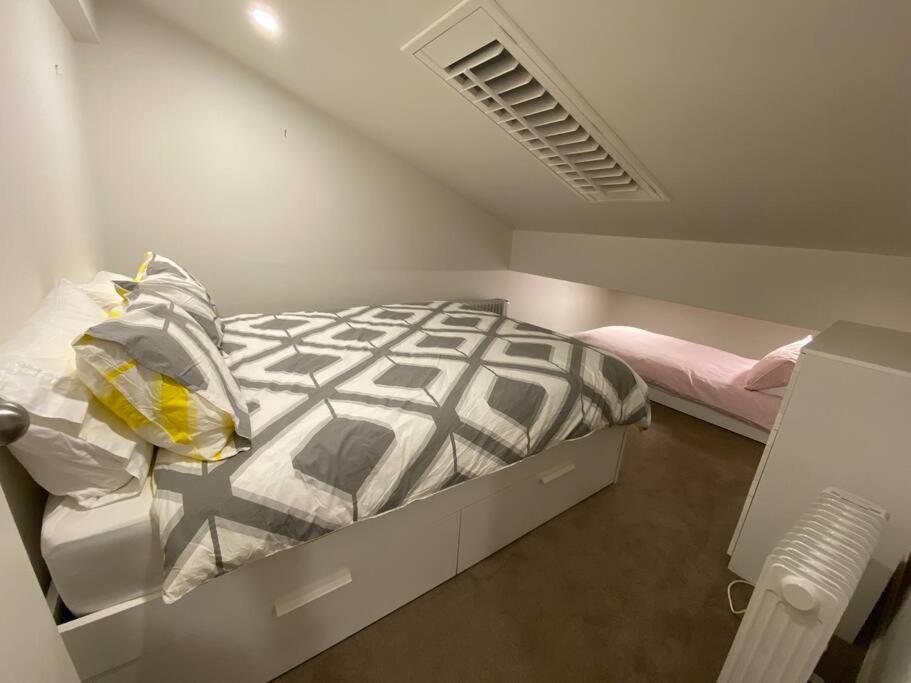 Walk to Slopes & Village, Stylish 2BR Thredbo Chalet with Garage