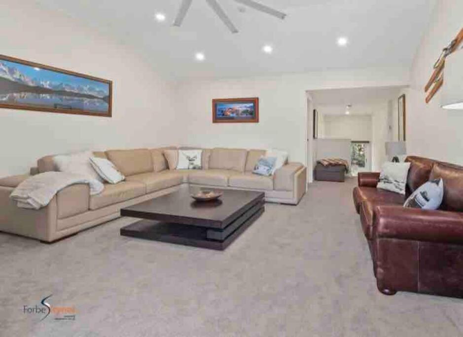 Walk to Slopes & Village, Stylish 2BR Thredbo Chalet with Garage