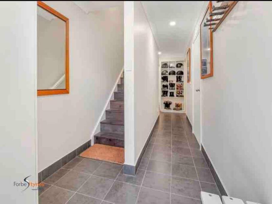 Walk to Slopes & Village, Stylish 2BR Thredbo Chalet with Garage