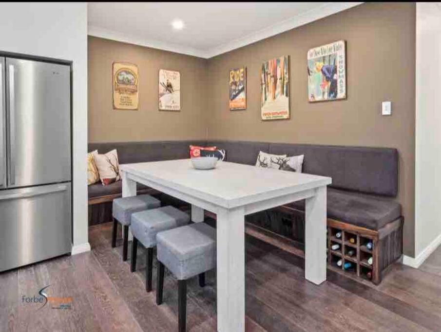 Walk to Slopes & Village, Stylish 2BR Thredbo Chalet with Garage