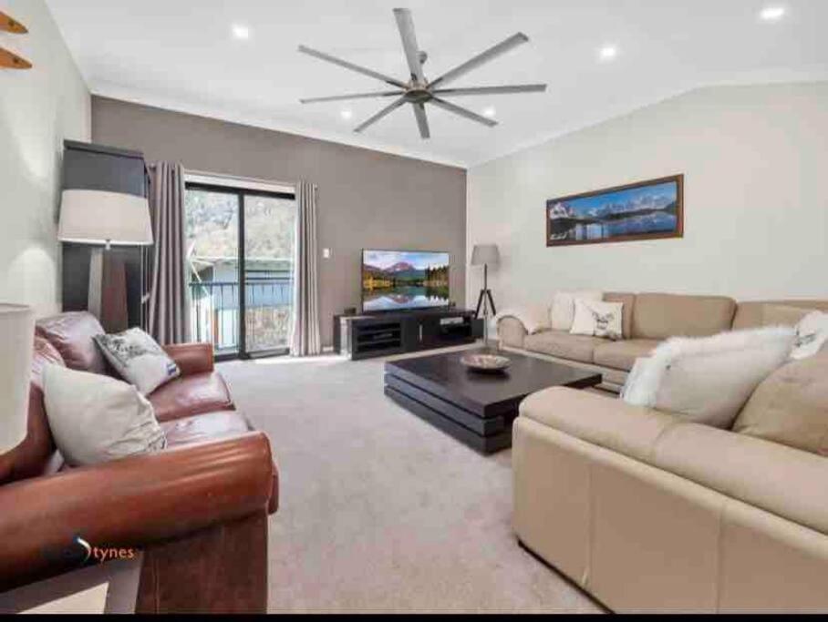 Walk to Slopes & Village, Stylish 2BR Thredbo Chalet with Garage
