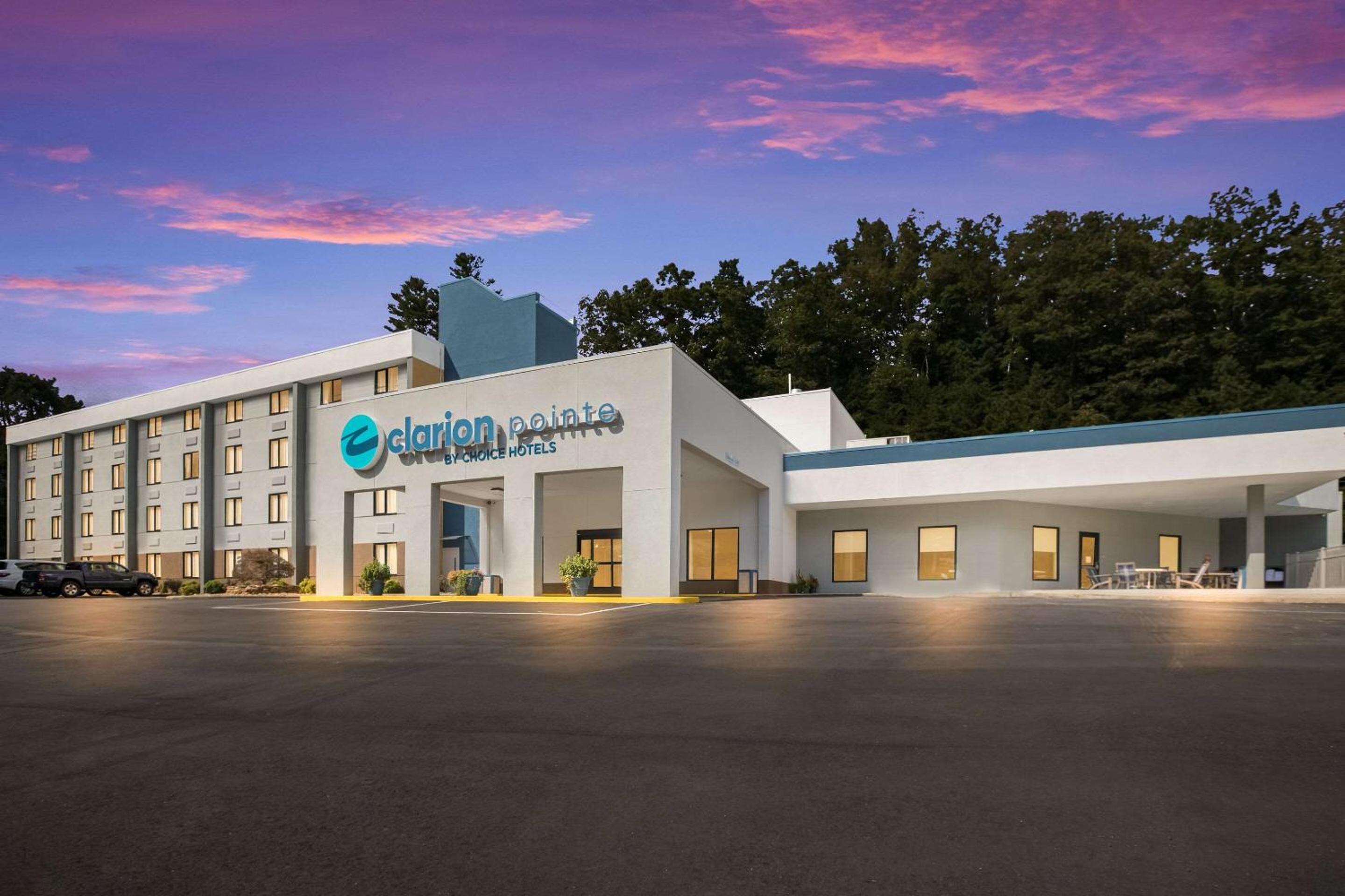 Hotel Clarion Pointe Sylva near Cherokee Area - Image 1