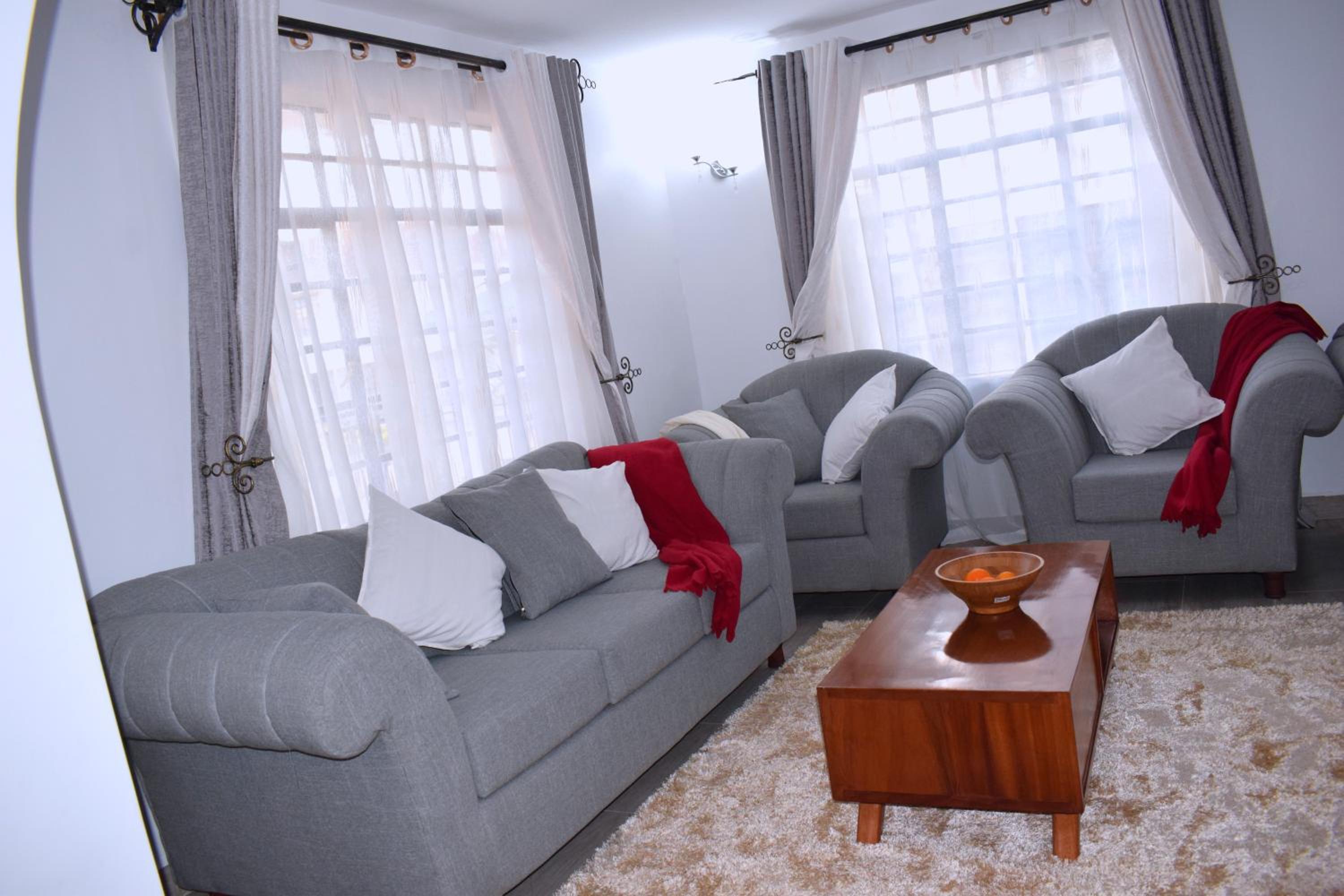 Cheerful 4-bedroom with pool view 3