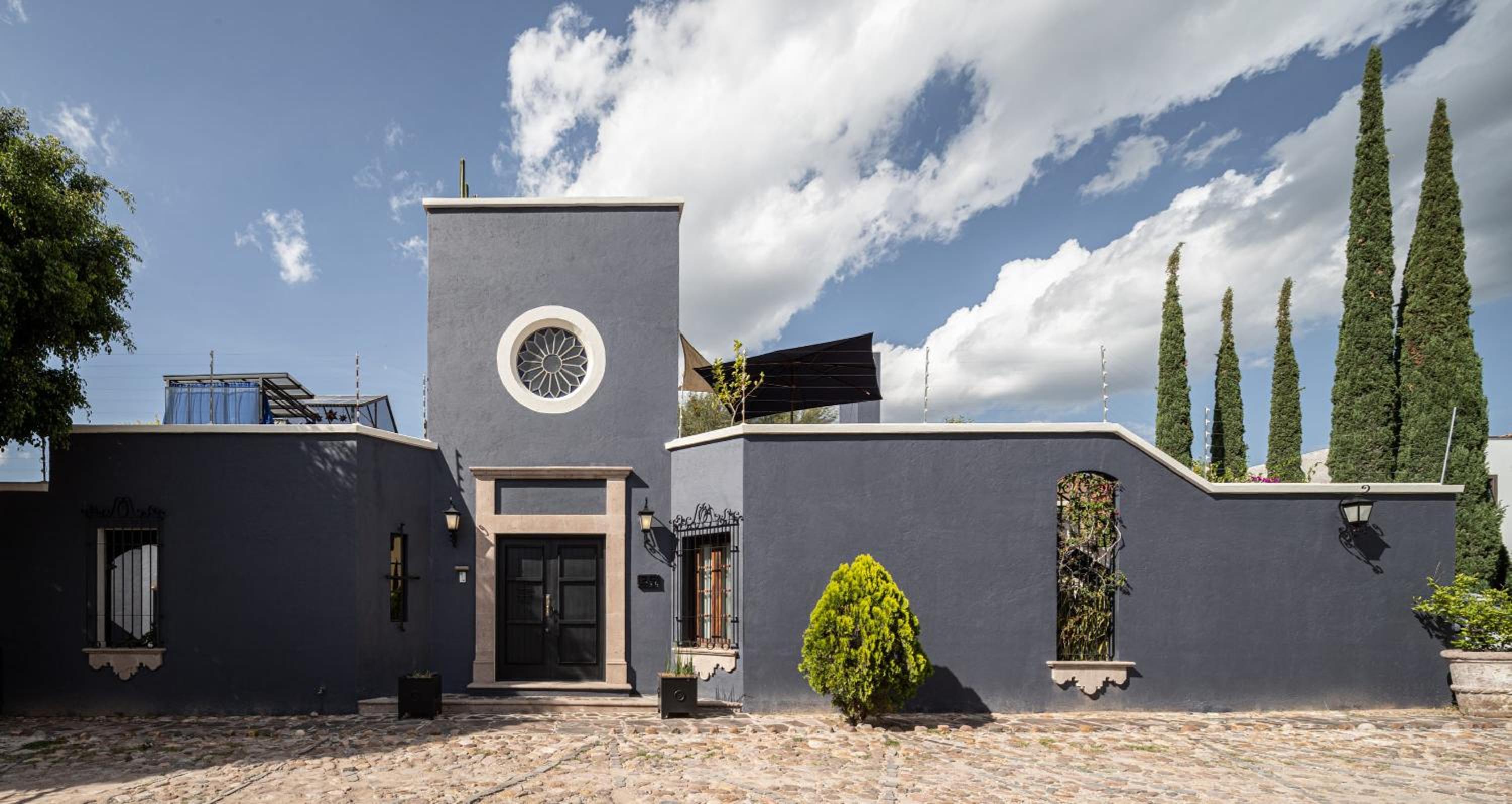 Hotel Rooftop Jacuzzi! Country-Style 4 Bedroom Cottage