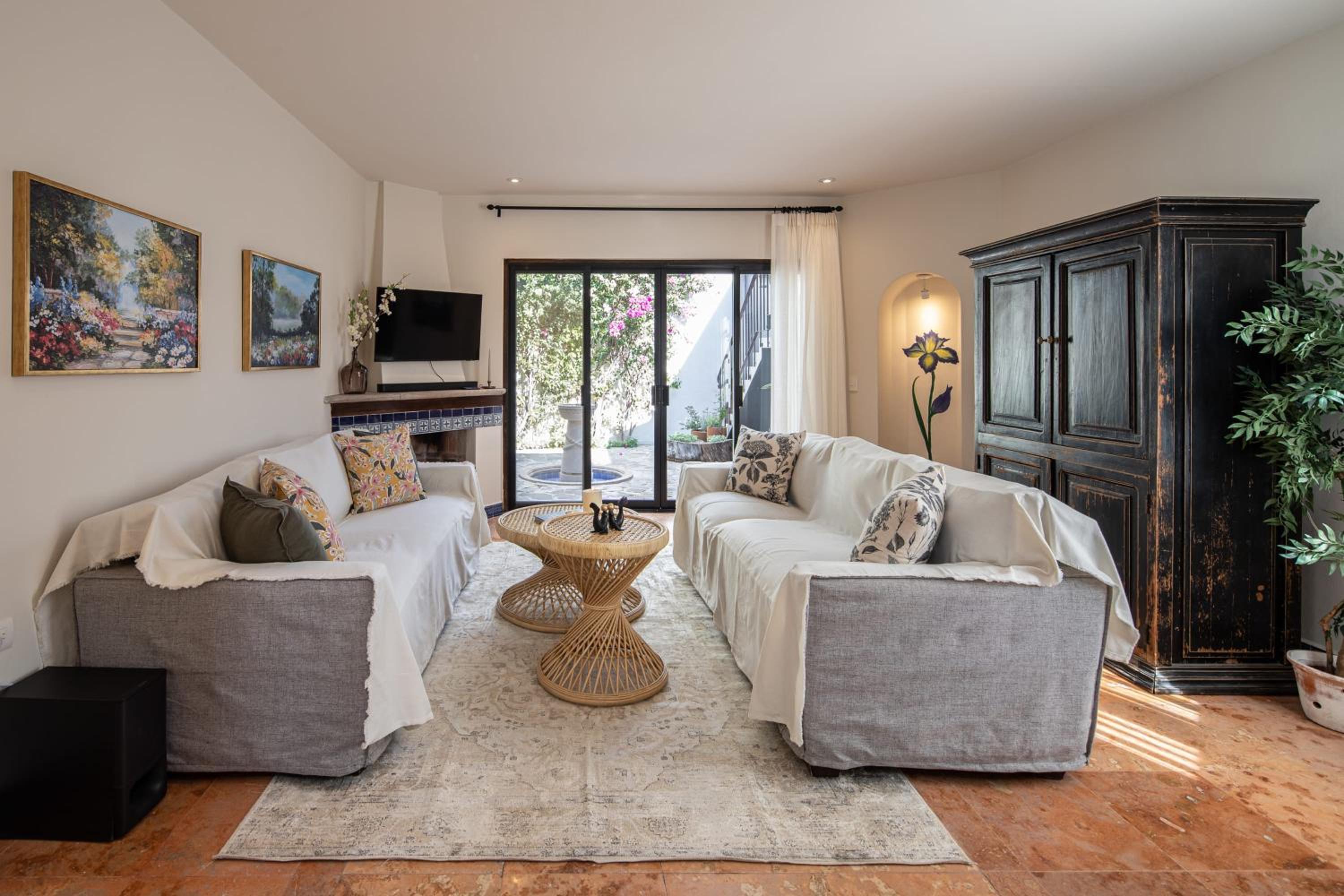 Rooftop Jacuzzi! Country-style 4 Bedroom Cottage view 4