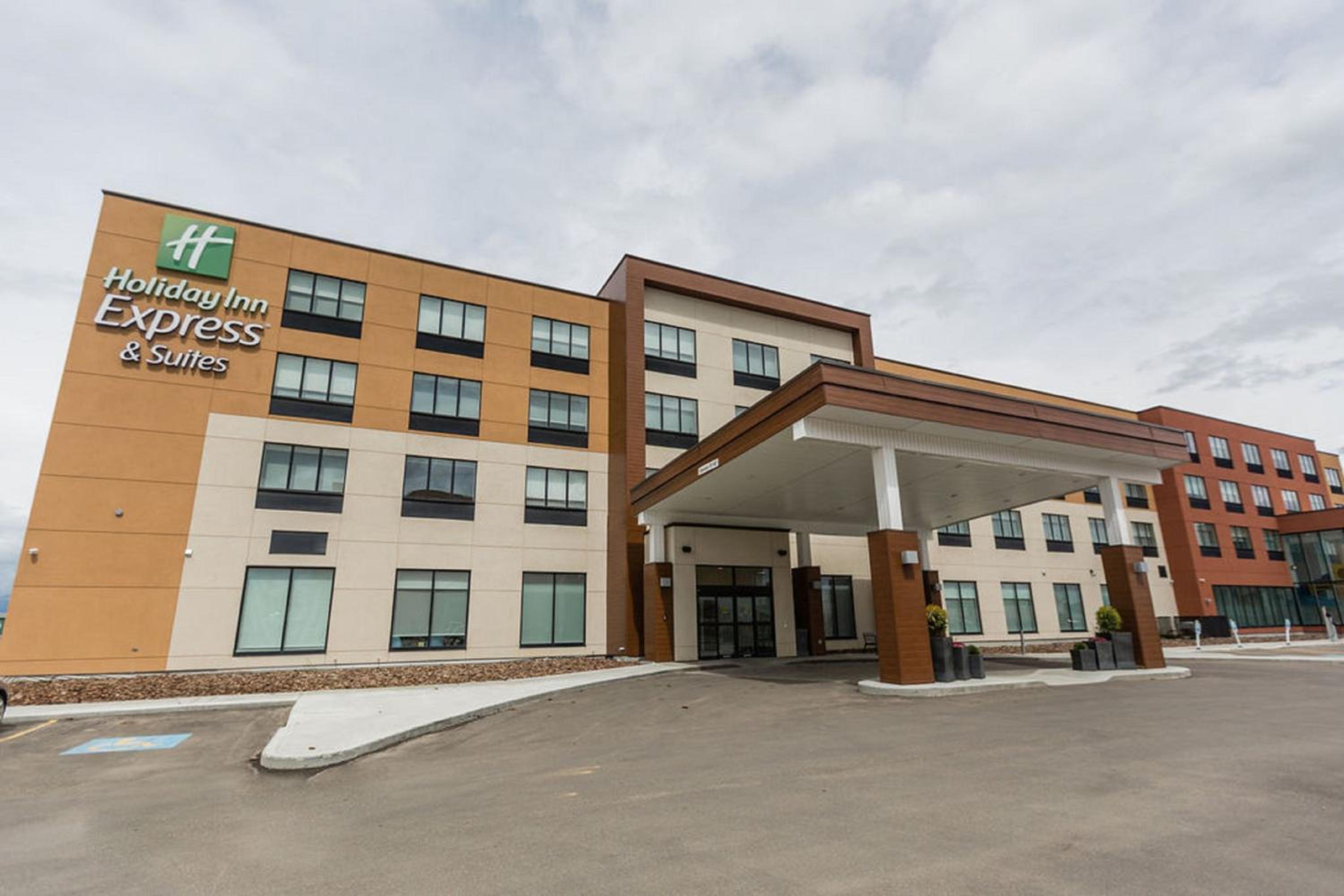 Hotel Holiday Inn Express & Suites Edmonton N - St Albert, an IHG Hotel - Image 1
