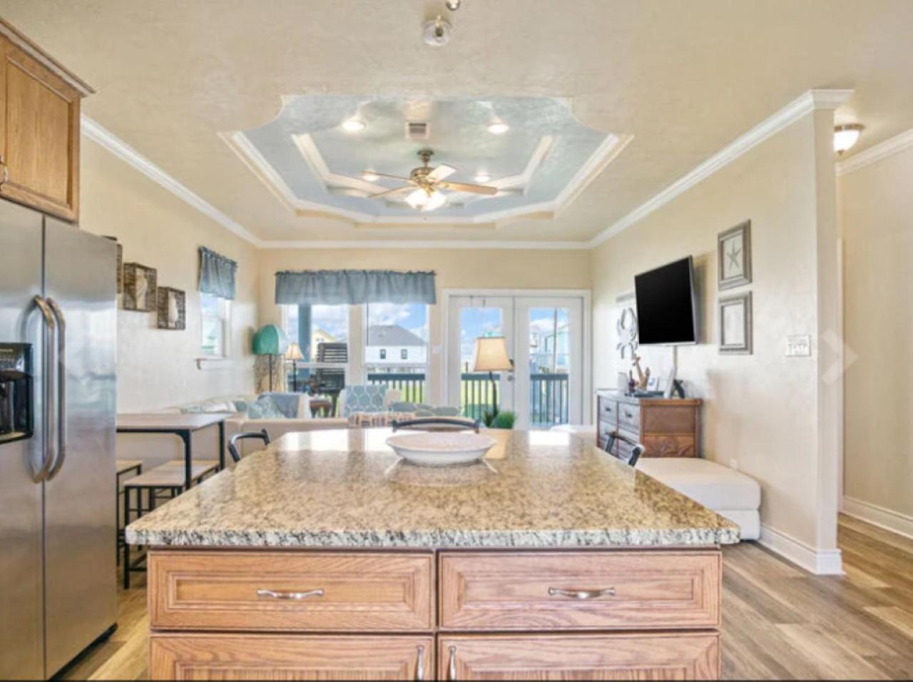 Fancy Nancy 2 Min Walk to Beach, Lyft, Pet-friendly view 5