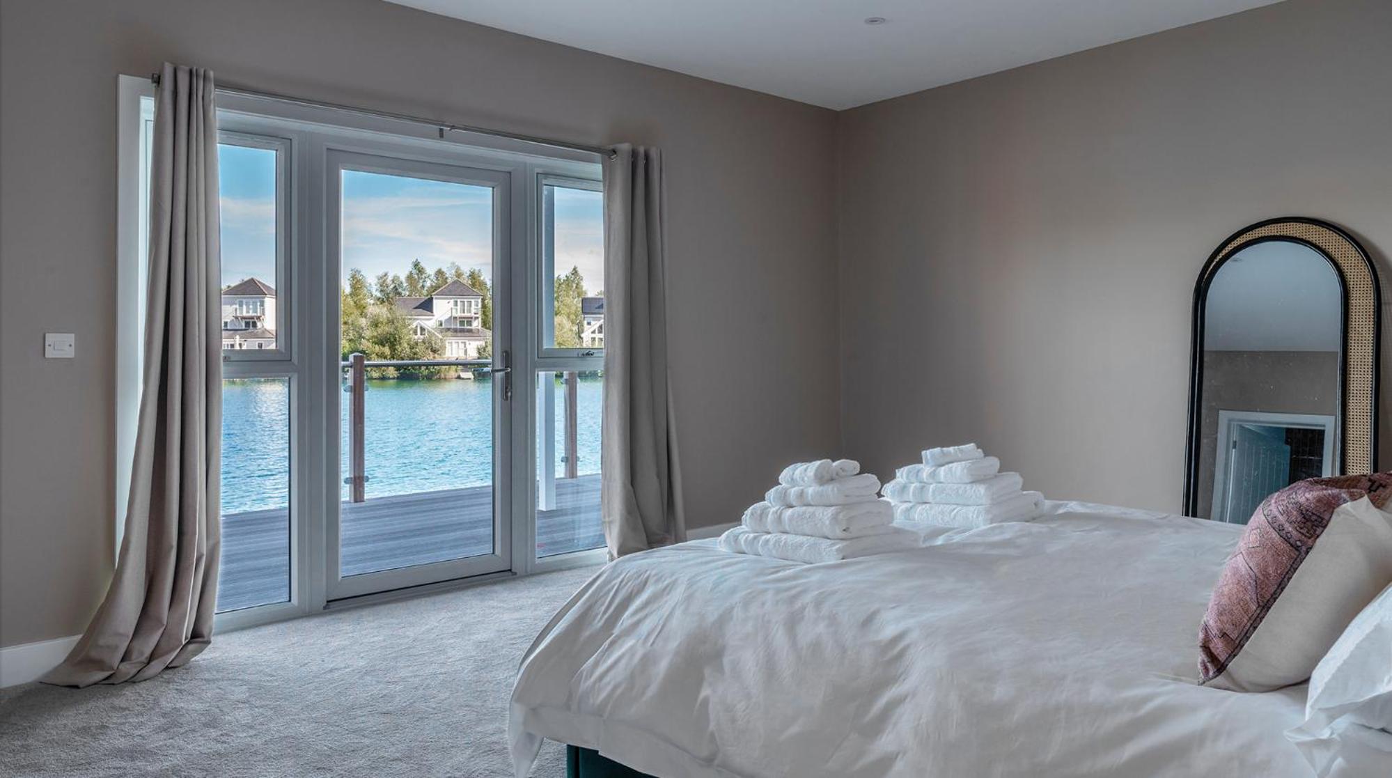Gorgeous 4 bedroom Cotswolds home with lake view 2