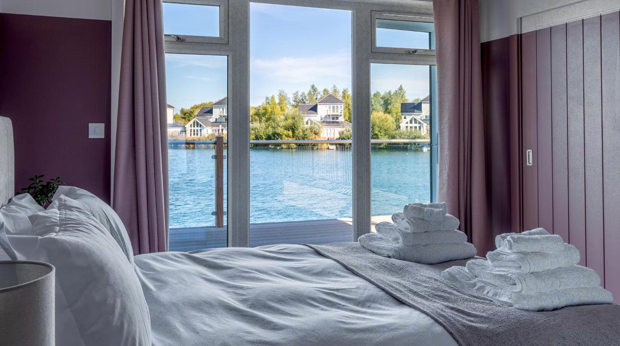 Gorgeous 4 bedroom Cotswolds home with lake view 3