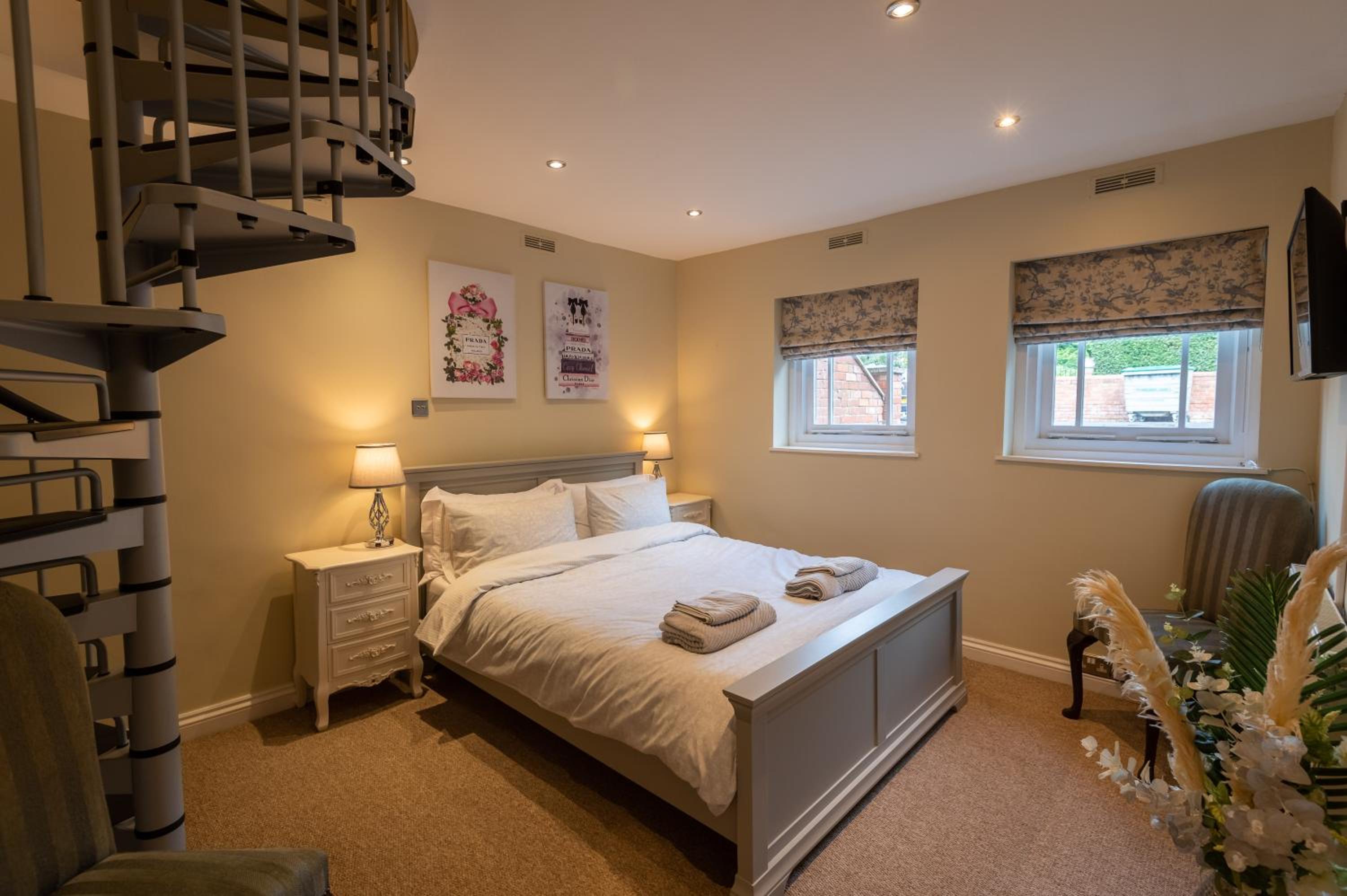 Stylish Central 2 Bedroom Apartment view 5