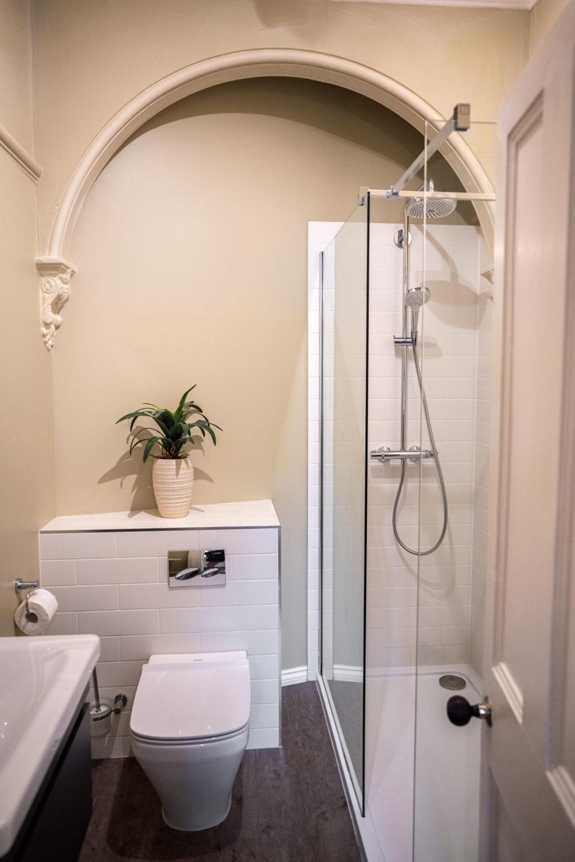 Stylish Central 2 Bedroom Apartment view 3