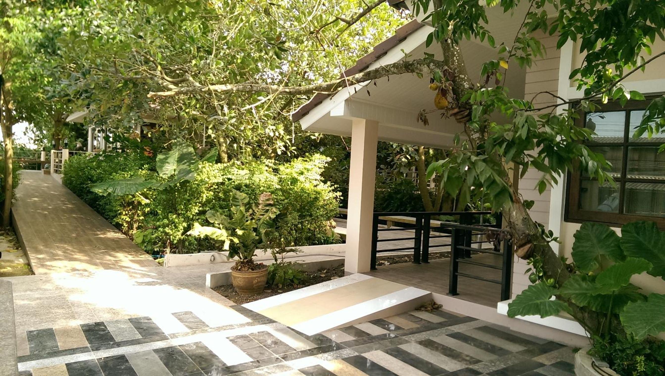 Damnoen Care Resort