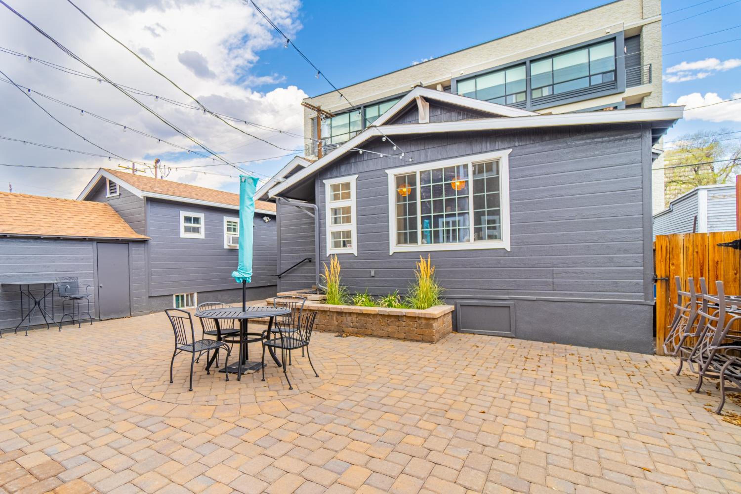 Stylish 2-Bedroom walking distance to Downtown view 2