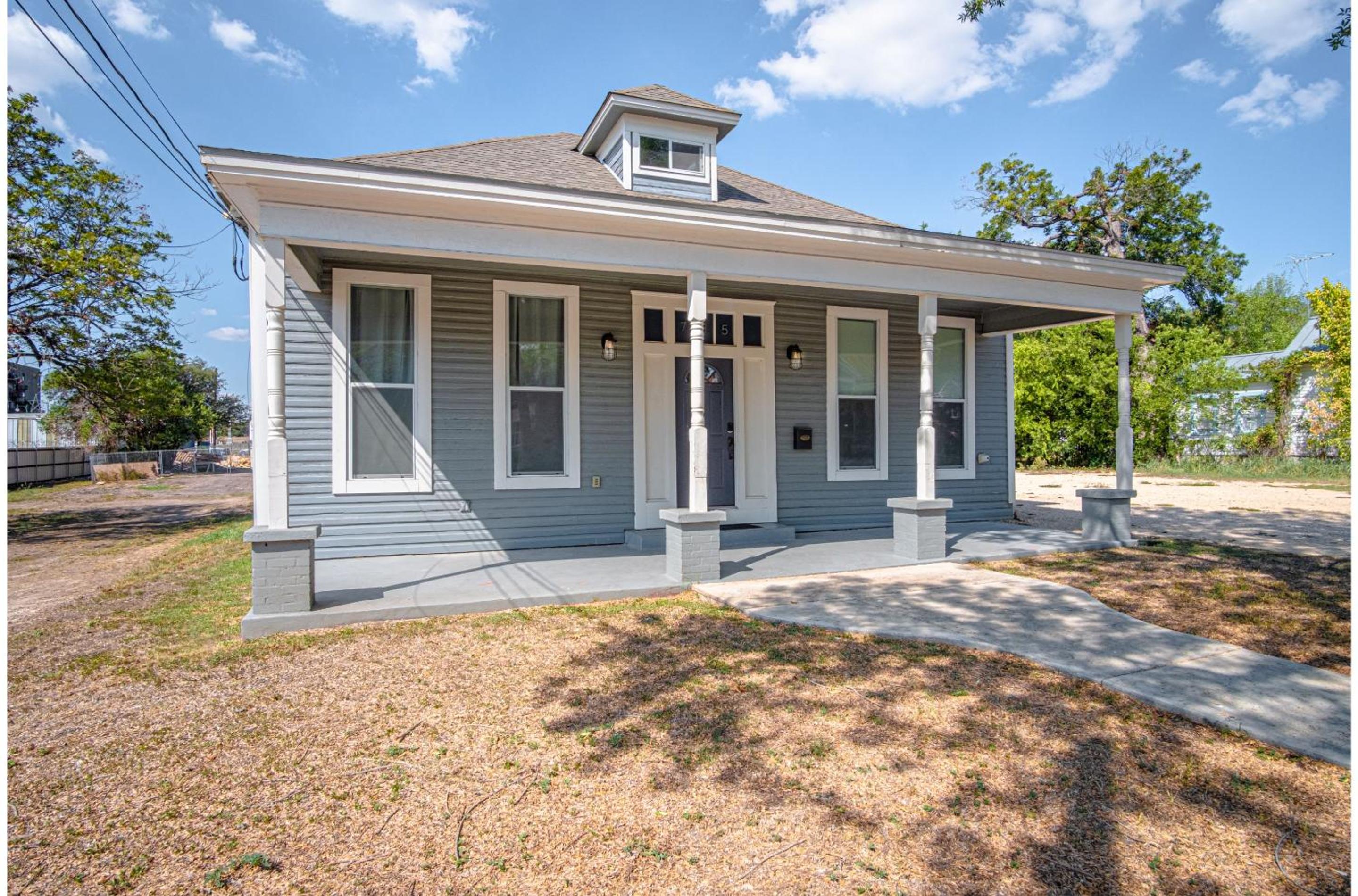 Gorgeous Family-Friendly Home Near Downtown view 3