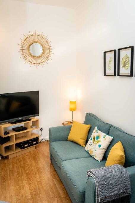 Charming 1-bed Southside Flat in Great Location view 2
