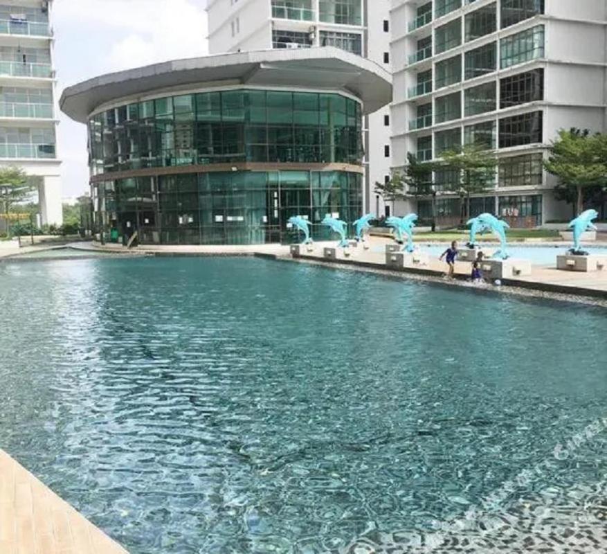 Calm and Peaceful Lake View Mount Austin Apartment